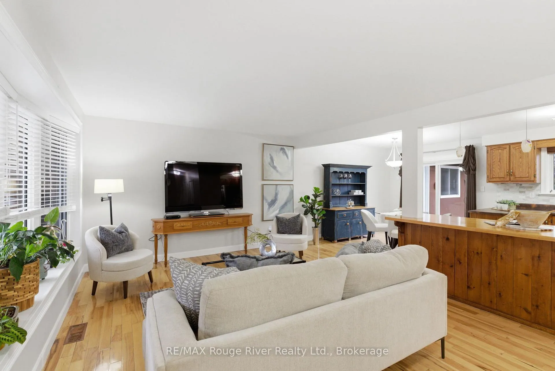 Photo 3 of 98 Applewood Crescent, Whitby, Blue Grass Meadows — HOMEH