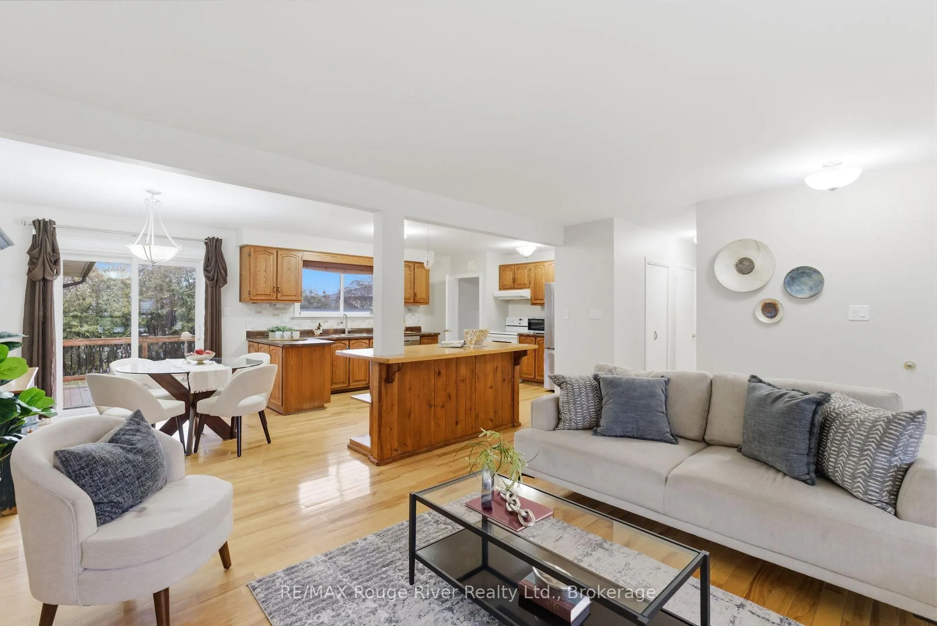 Photo 4 of 98 Applewood Crescent, Whitby, Blue Grass Meadows — HOMEH