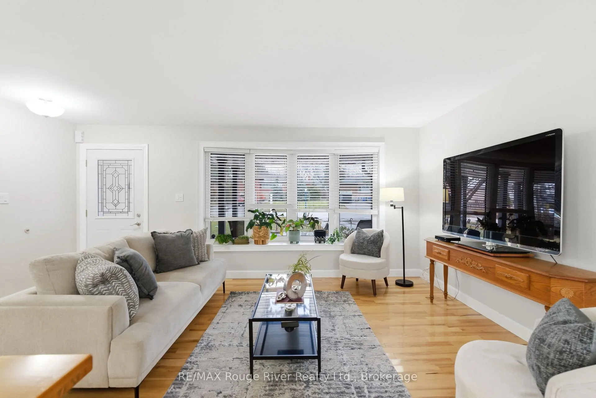 Photo 6 of 98 Applewood Crescent, Whitby, Blue Grass Meadows — HOMEH