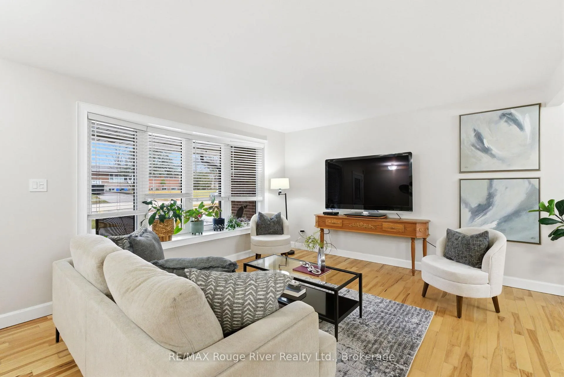 Photo 7 of 98 Applewood Crescent, Whitby, Blue Grass Meadows — HOMEH