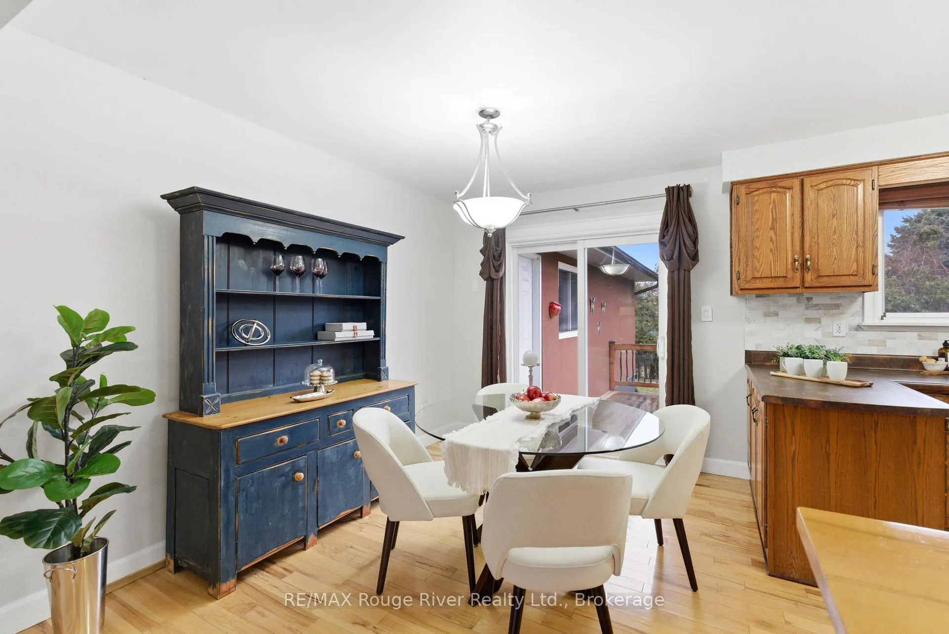 Photo 8 of 98 Applewood Crescent, Whitby, Blue Grass Meadows — HOMEH