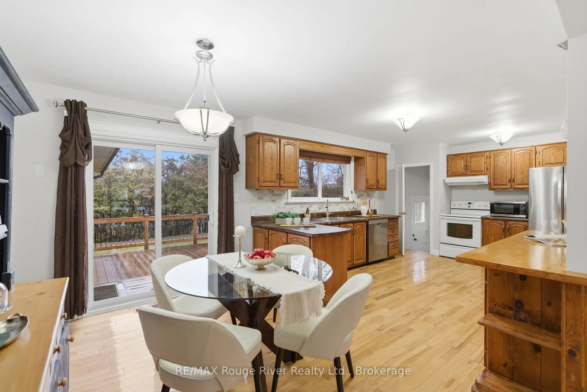 Photo 9 of 98 Applewood Crescent, Whitby, Blue Grass Meadows — HOMEH