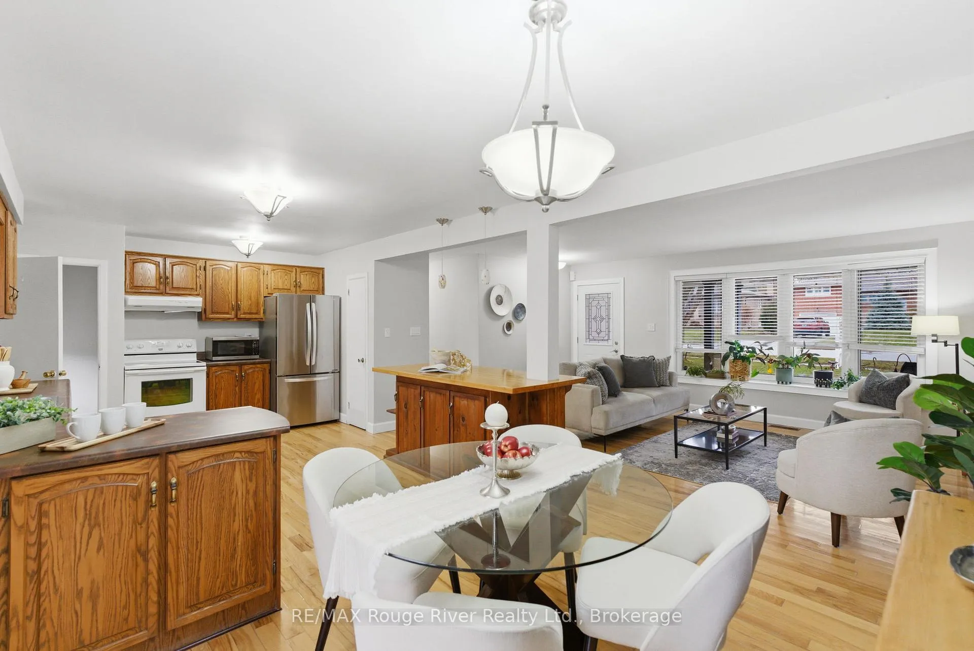 Photo 10 of 98 Applewood Crescent, Whitby, Blue Grass Meadows — HOMEH