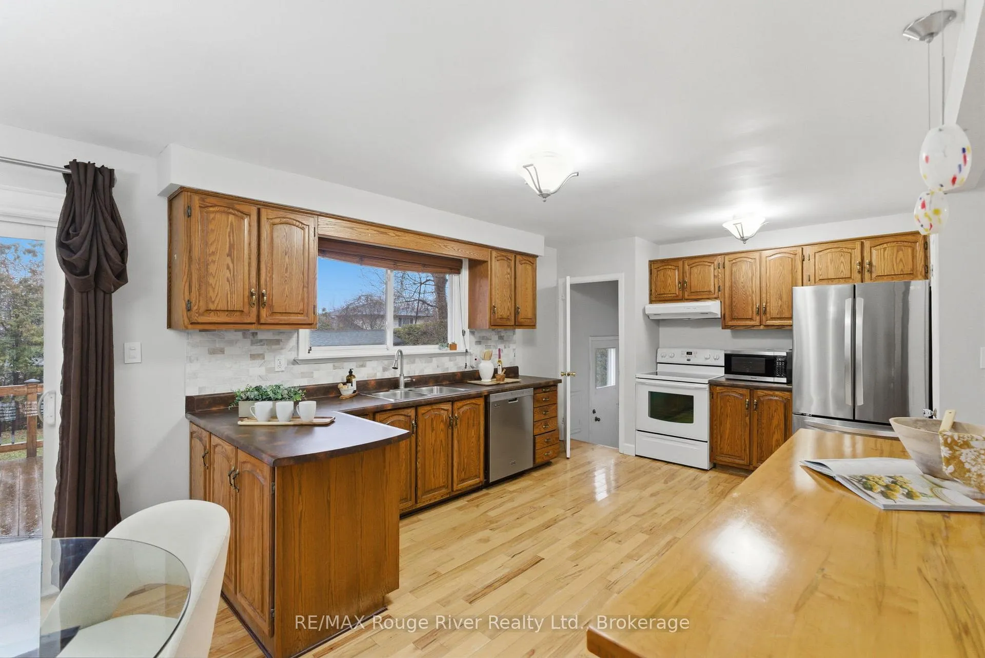 Photo 11 of 98 Applewood Crescent, Whitby, Blue Grass Meadows — HOMEH