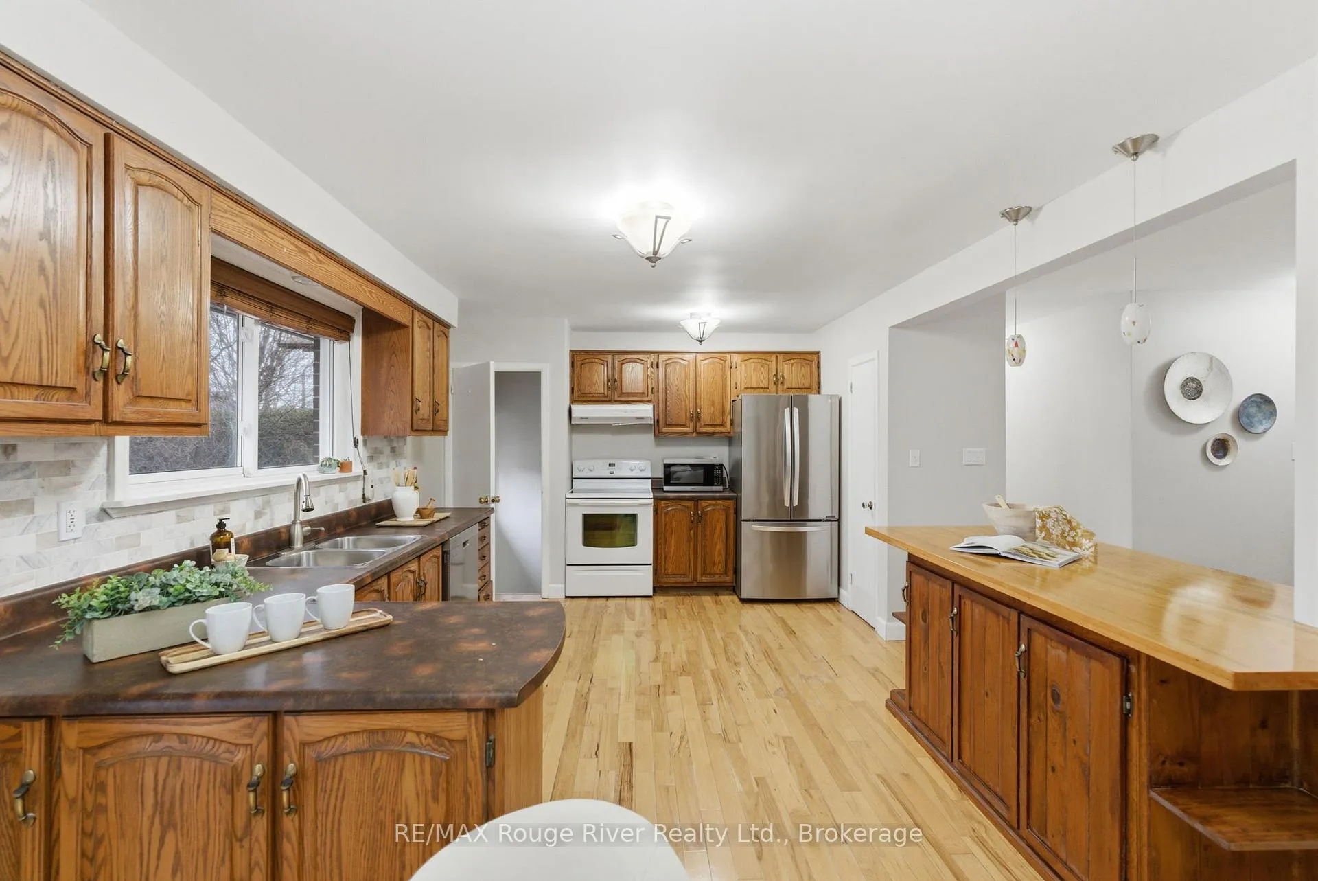 Photo 12 of 98 Applewood Crescent, Whitby, Blue Grass Meadows — HOMEH