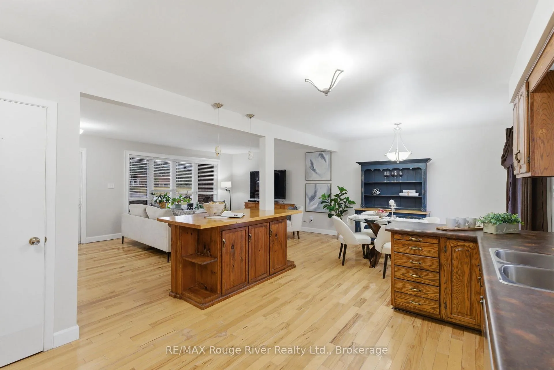 Photo 13 of 98 Applewood Crescent, Whitby, Blue Grass Meadows — HOMEH