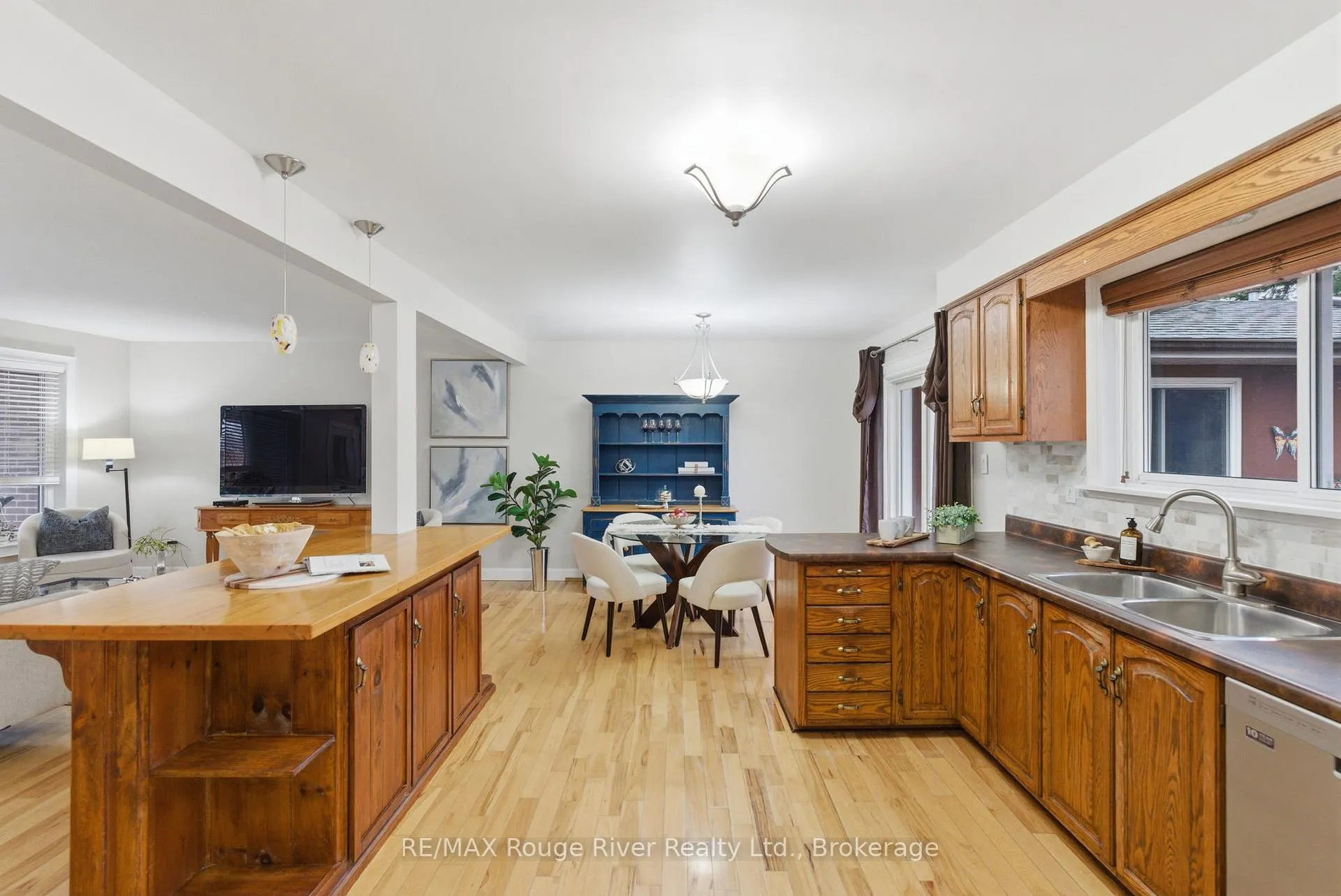Photo 14 of 98 Applewood Crescent, Whitby, Blue Grass Meadows — HOMEH