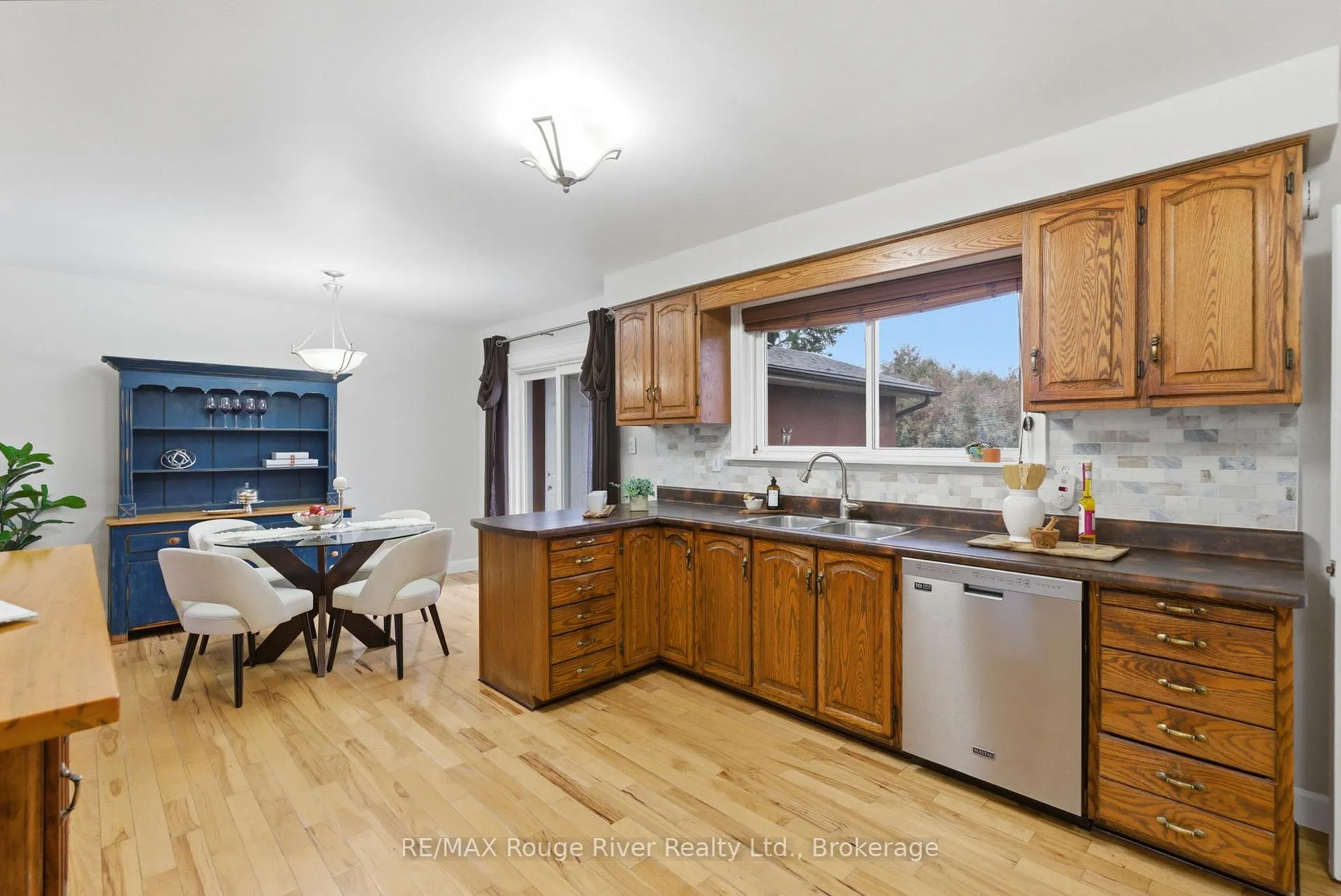Photo 15 of 98 Applewood Crescent, Whitby, Blue Grass Meadows — HOMEH