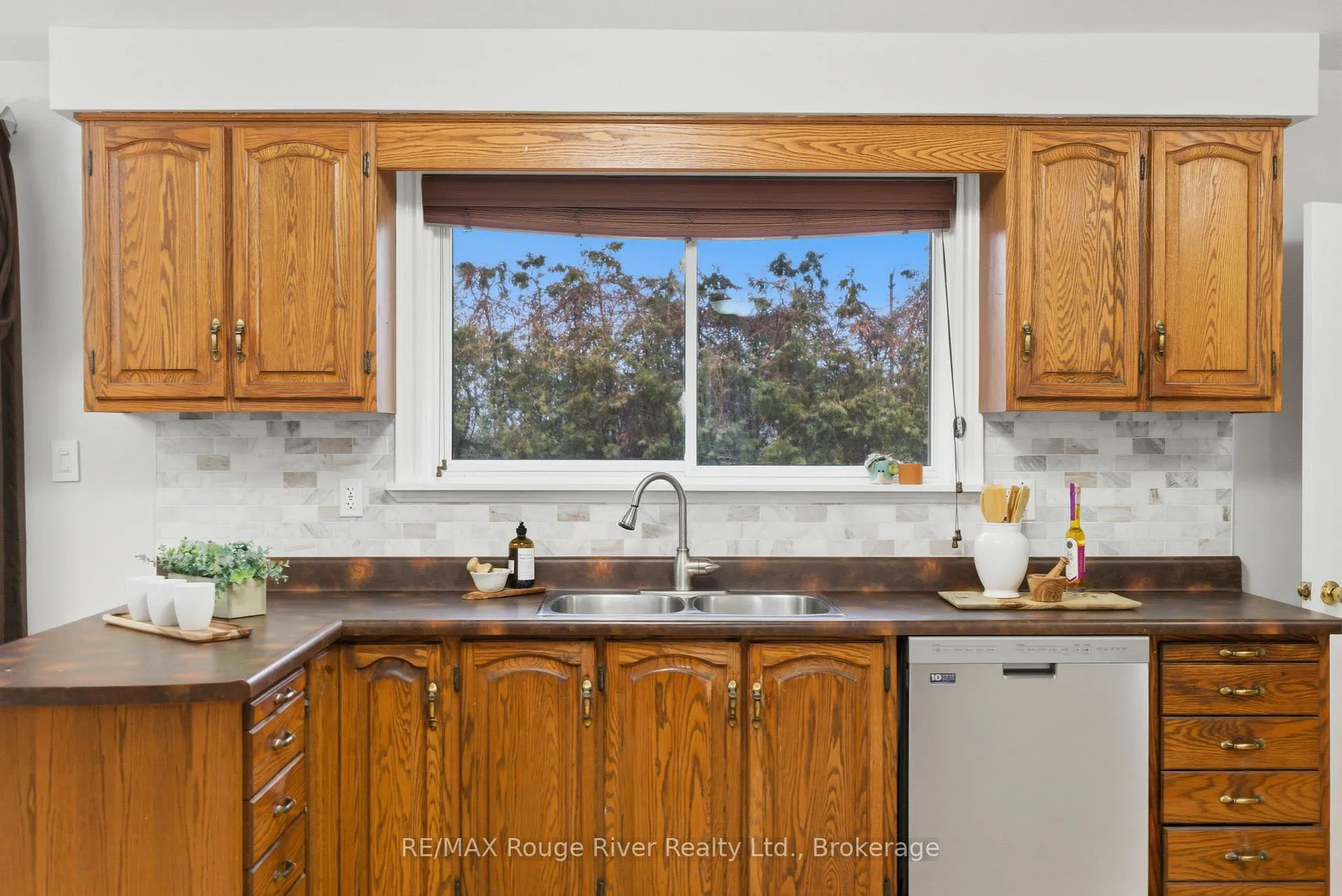 Photo 16 of 98 Applewood Crescent, Whitby, Blue Grass Meadows — HOMEH