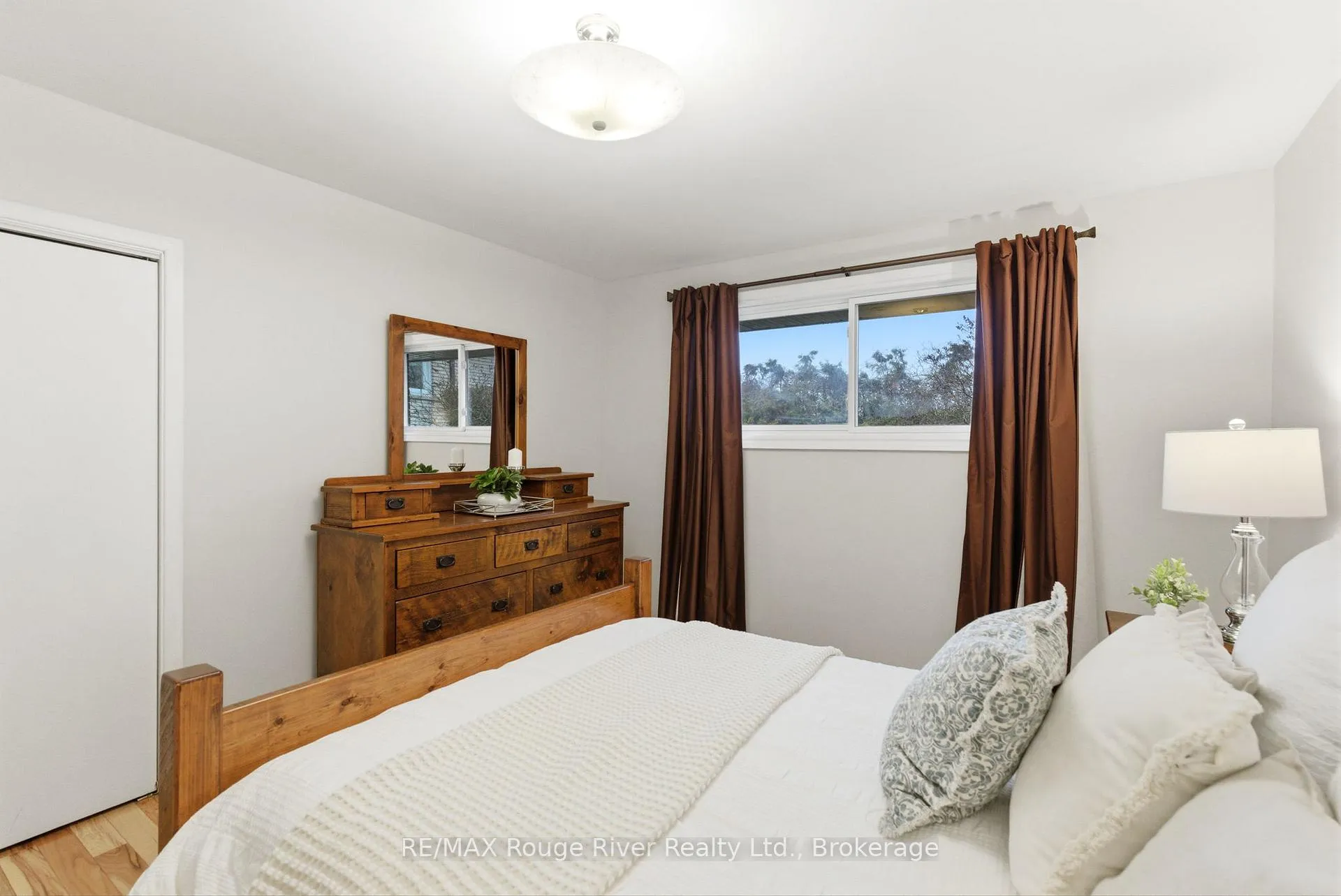 Photo 18 of 98 Applewood Crescent, Whitby, Blue Grass Meadows — HOMEH
