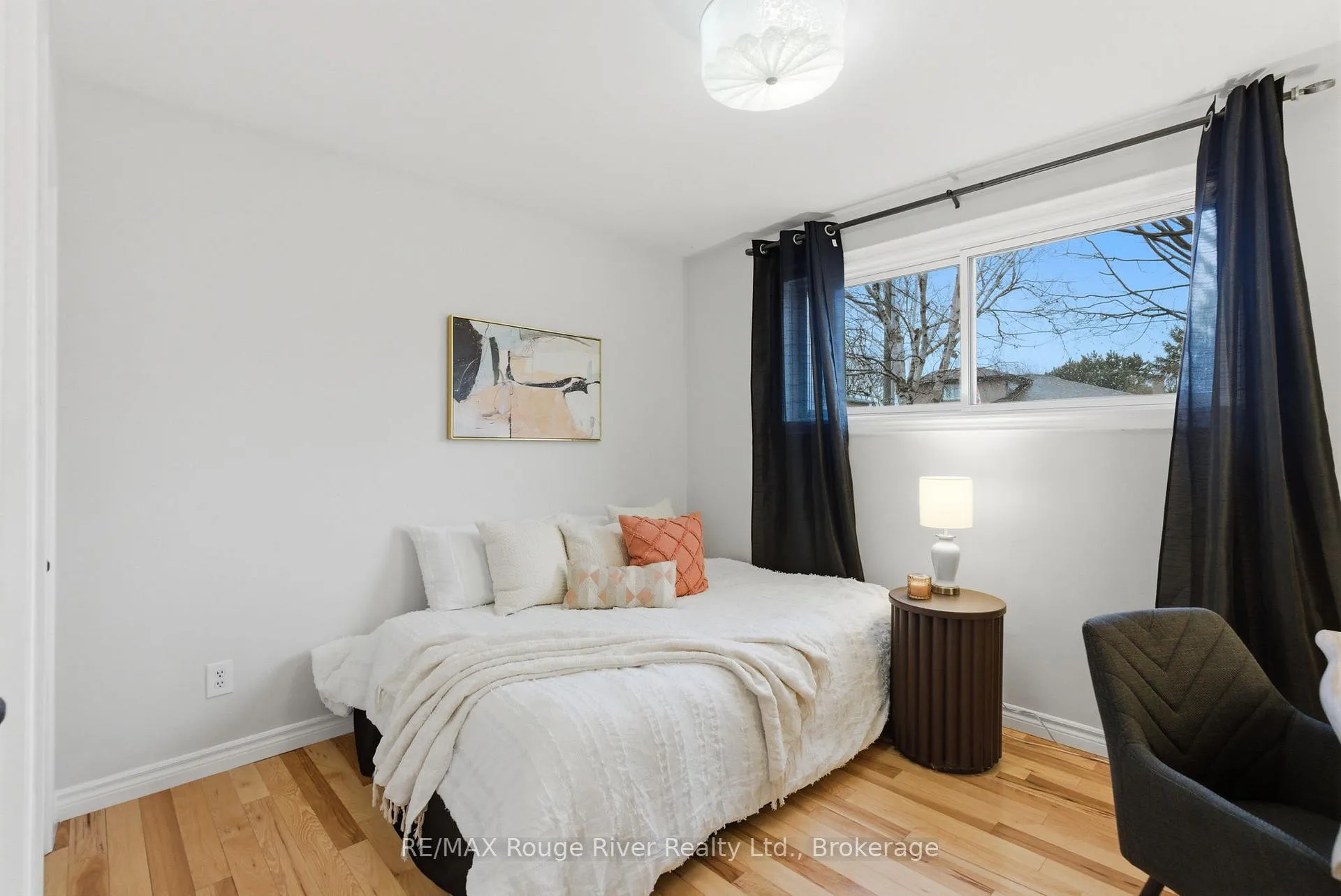 Photo 22 of 98 Applewood Crescent, Whitby, Blue Grass Meadows — HOMEH