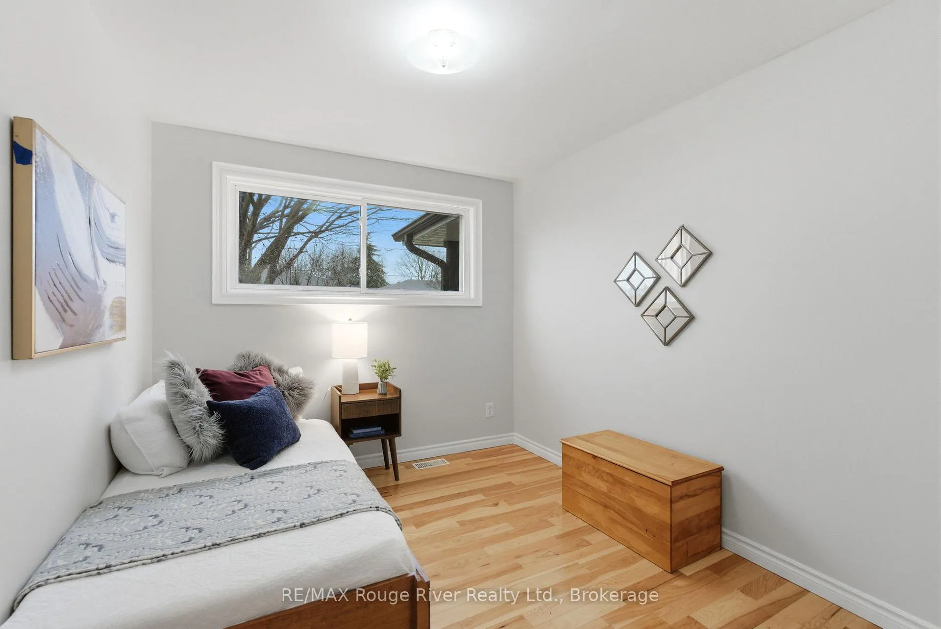 Photo 25 of 98 Applewood Crescent, Whitby, Blue Grass Meadows — HOMEH