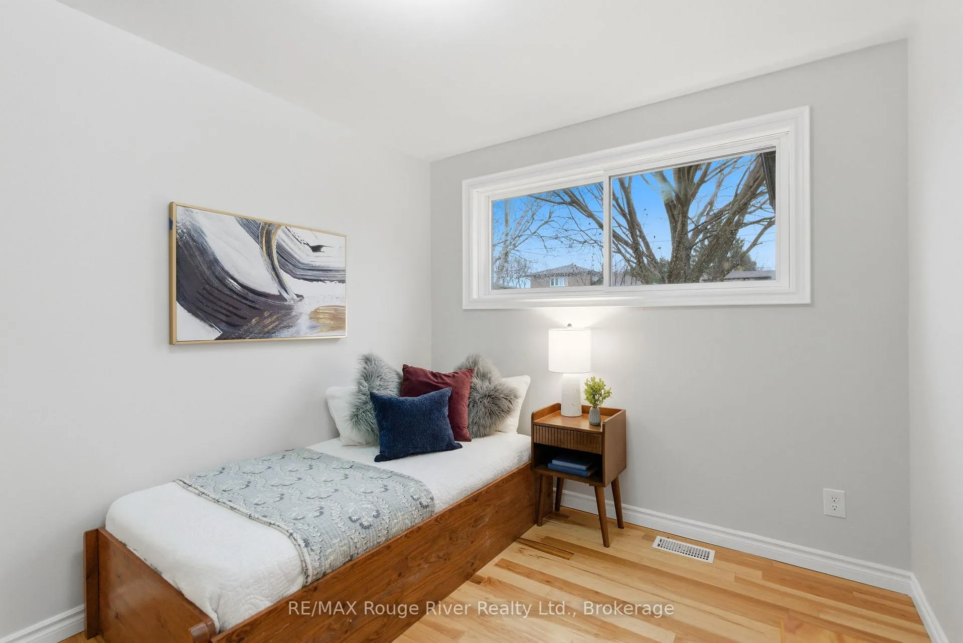 Photo 26 of 98 Applewood Crescent, Whitby, Blue Grass Meadows — HOMEH