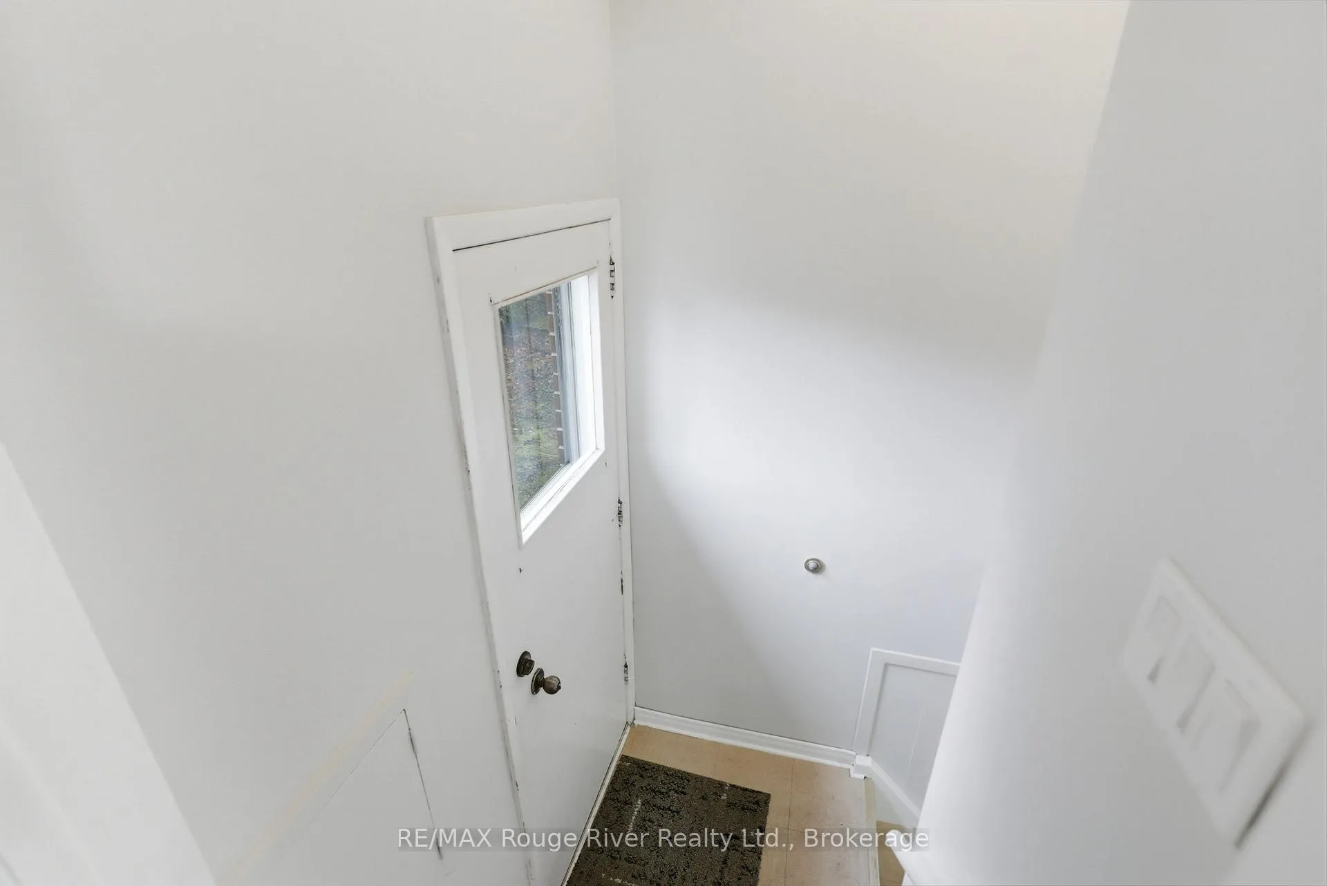 Photo 28 of 98 Applewood Crescent, Whitby, Blue Grass Meadows — HOMEH