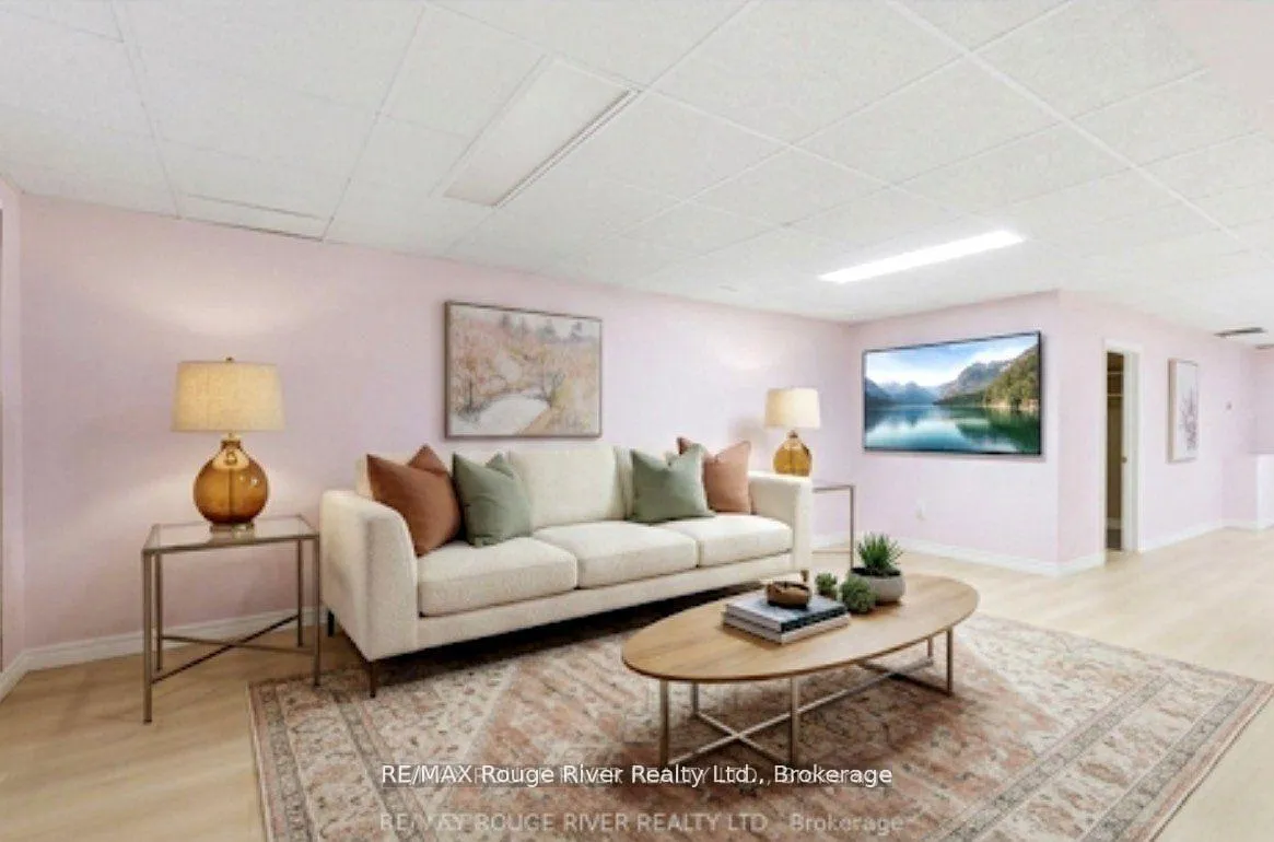 Photo 34 of 98 Applewood Crescent, Whitby, Blue Grass Meadows — HOMEH