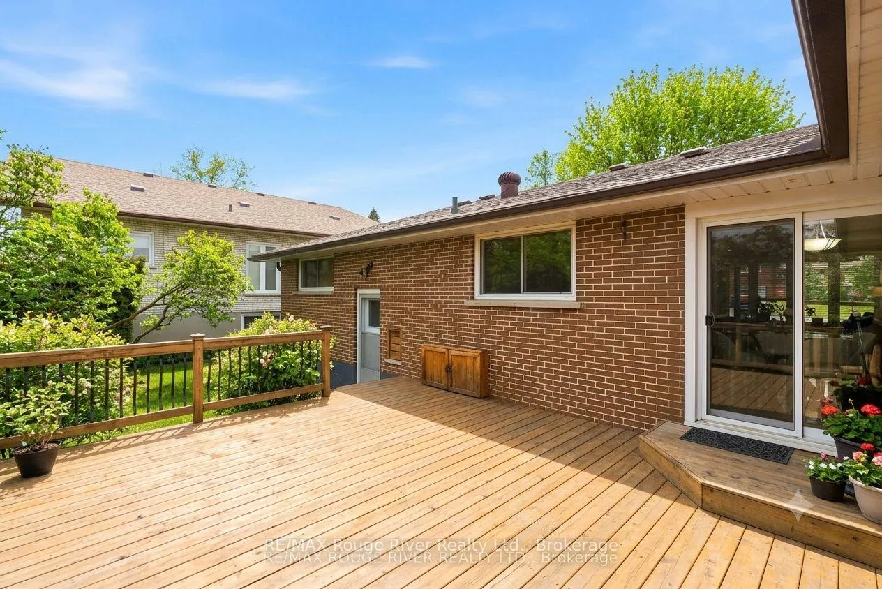 Photo 39 of 98 Applewood Crescent, Whitby, Blue Grass Meadows — HOMEH