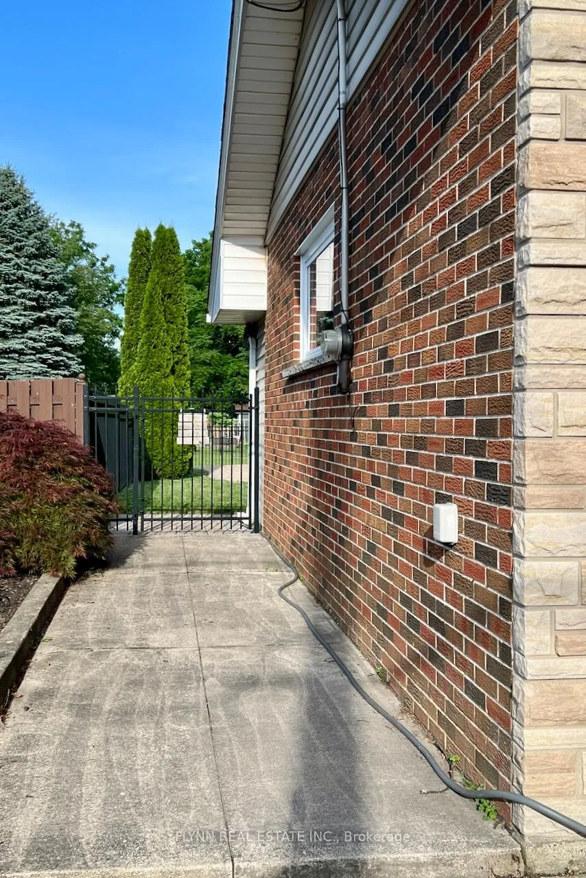 Photo 4 of 3020 Saint George Avenue, Niagara Falls, Stamford — HOMEH
