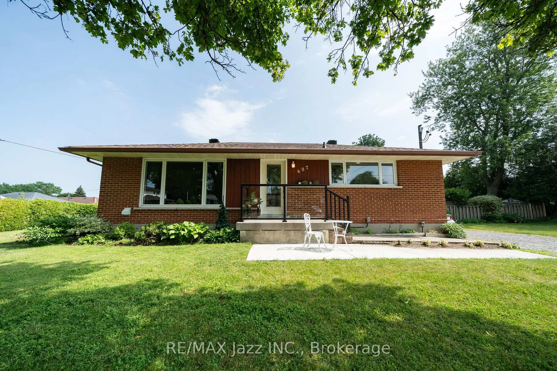 Photo 2 of 607 Gliddon Avenue, Oshawa, Donevan — HOMEH