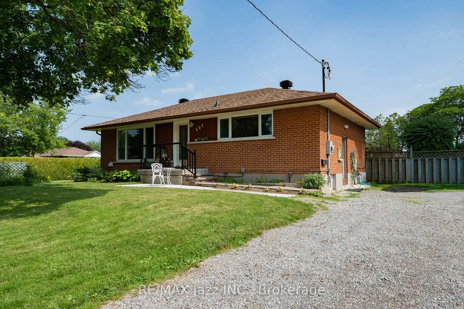 Photo 3 of 607 Gliddon Avenue, Oshawa, Donevan — HOMEH
