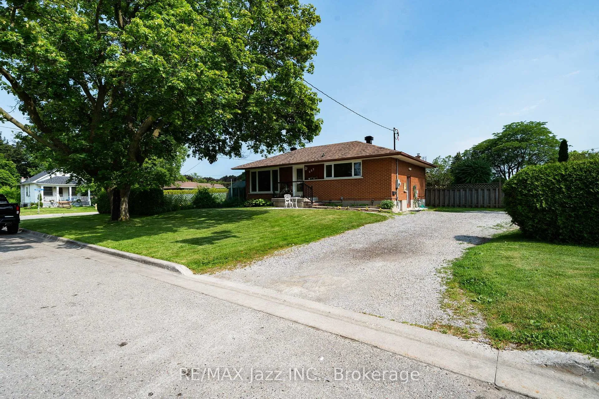 Photo 4 of 607 Gliddon Avenue, Oshawa, Donevan — HOMEH