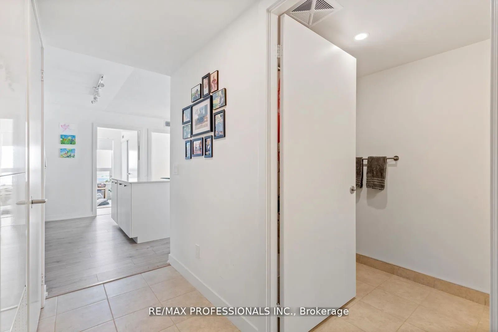 Photo 4 of Unit 1603, 10 Wilby Crescent, North York, Weston — HOMEH