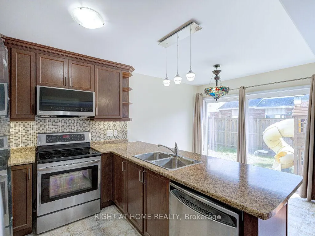 Photo 8 of 63 Lupo Drive, Hamilton, Waterdown — HOMEH