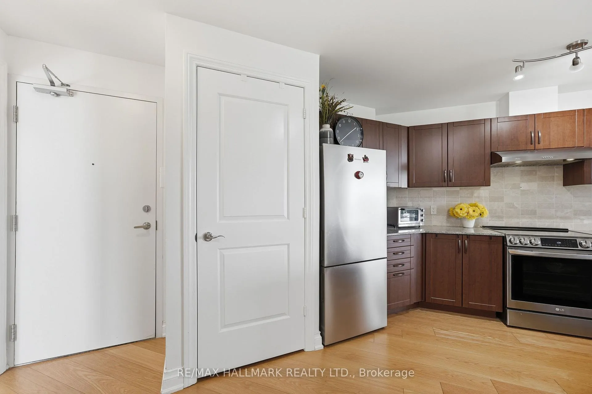 Photo 5 of Unit 501, 68 Main Street N, Markham, Old Markham Village — HOMEH