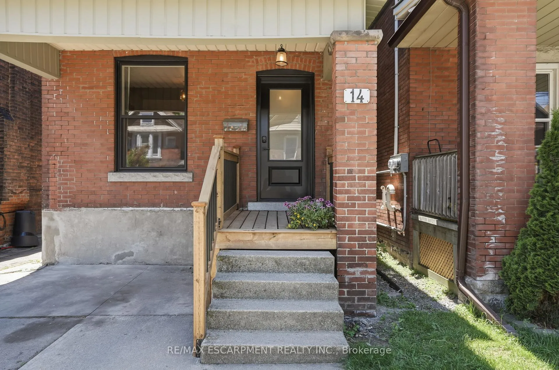 Photo 2 of 14 Cumberland Avenue, Hamilton, St. Clair — HOMEH