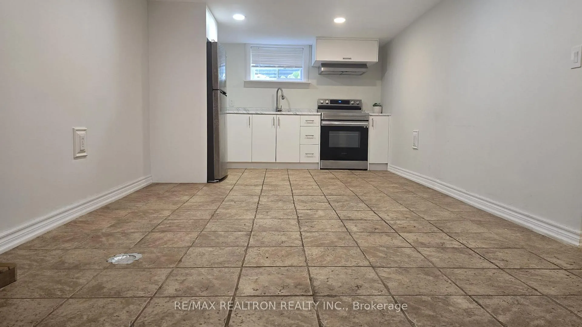 Photo 5 of 22 Royal Road, Aurora, Aurora Village — HOMEH