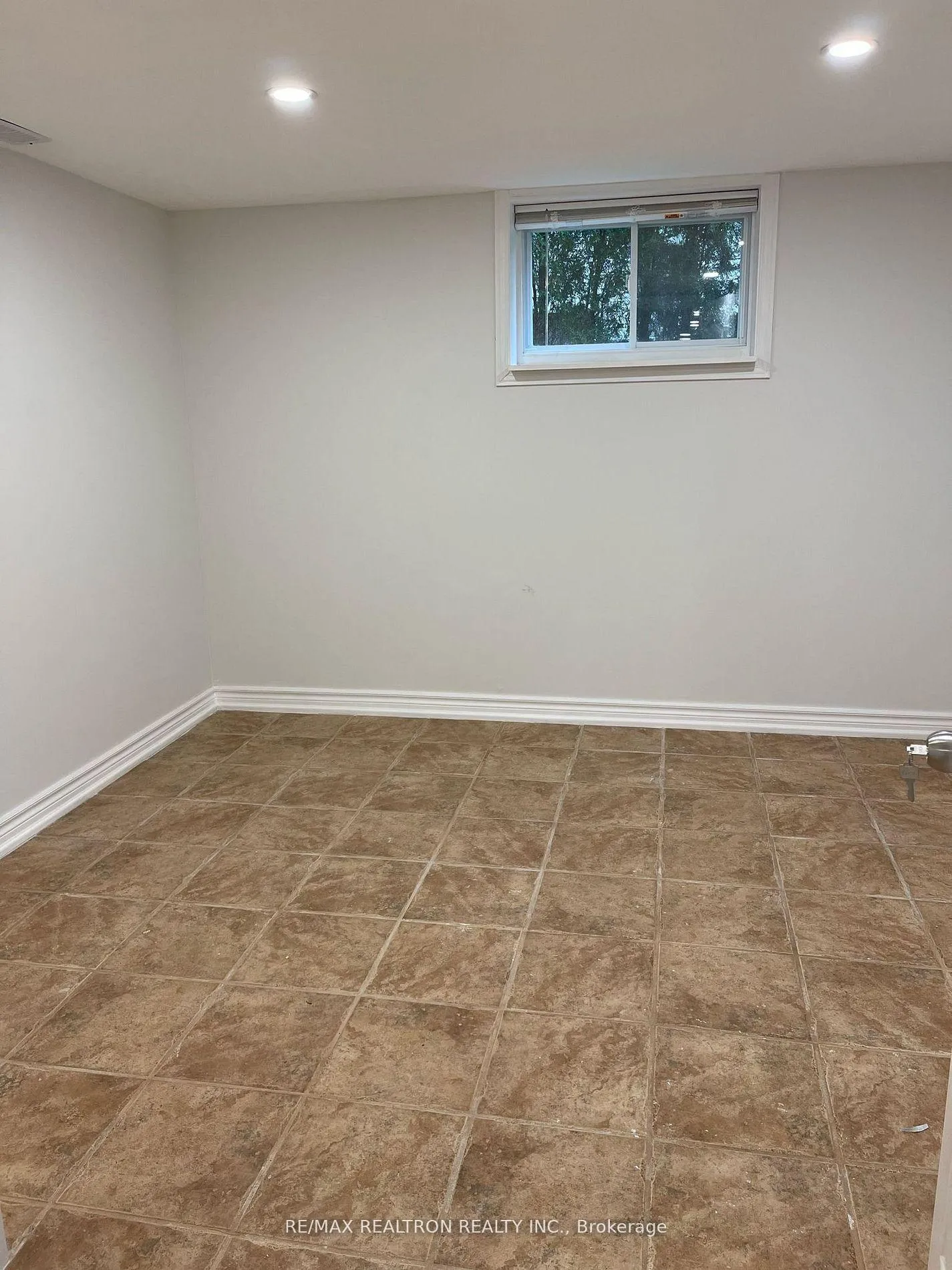 Photo 9 of 22 Royal Road, Aurora, Aurora Village — HOMEH