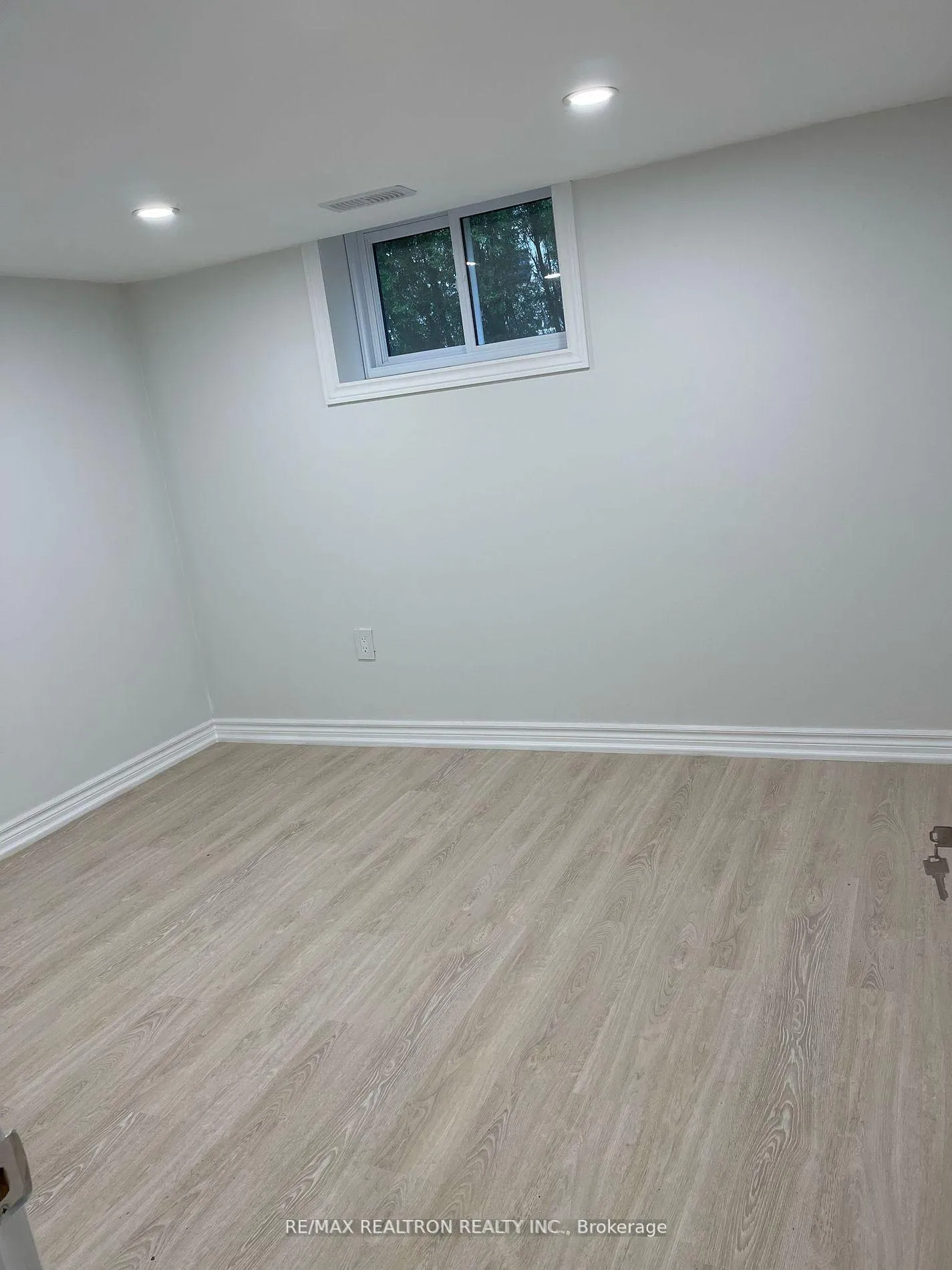 Photo 10 of 22 Royal Road, Aurora, Aurora Village — HOMEH