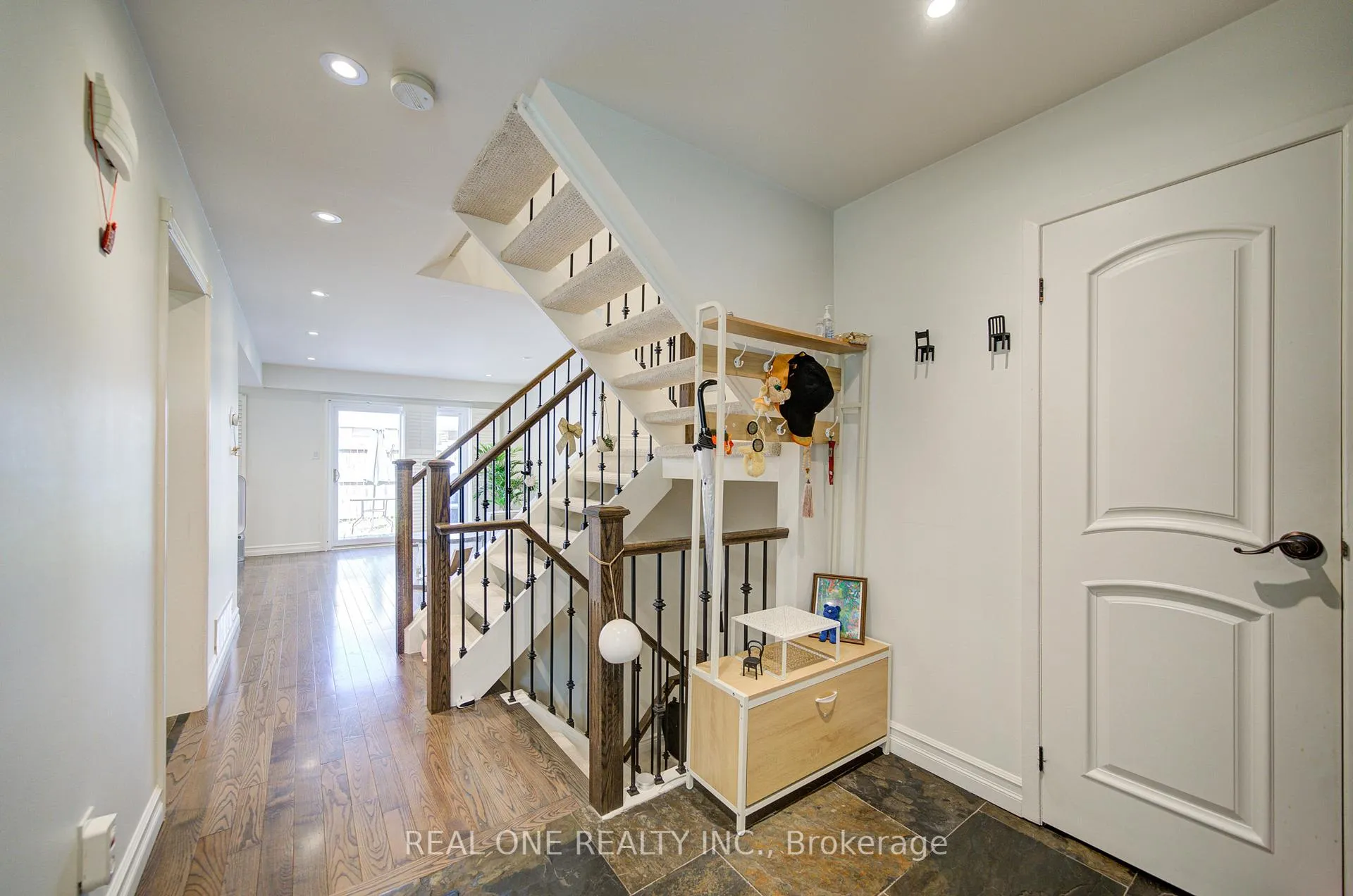 Photo 2 of Unit 30, 1606 Lancaster Drive, Oakville, Falgarwood — HOMEH