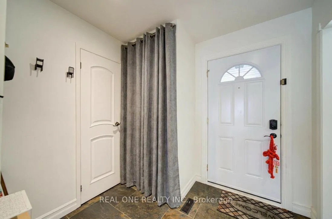 Photo 4 of Unit 30, 1606 Lancaster Drive, Oakville, Falgarwood — HOMEH