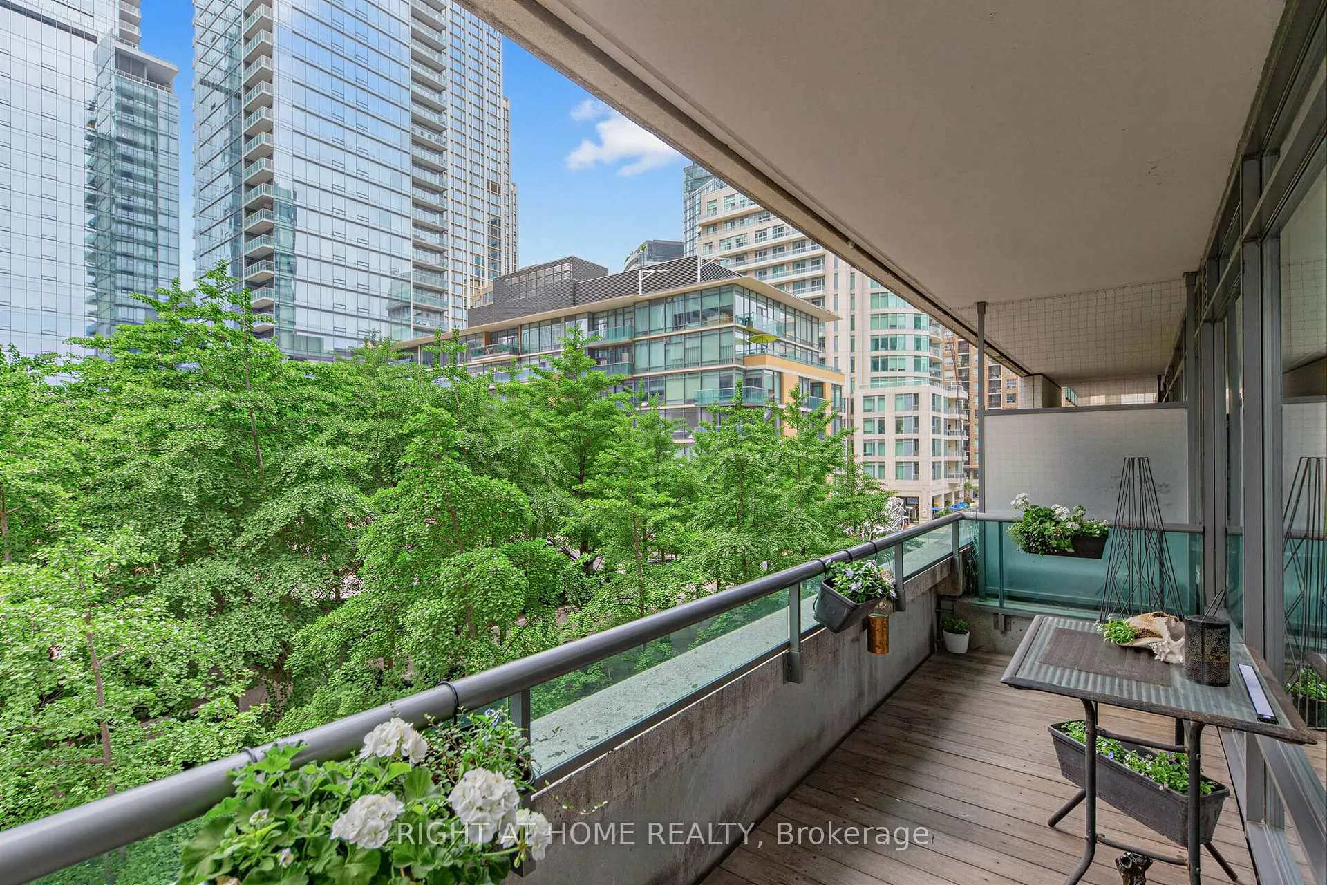Photo of Unit 305, 18 Yorkville Avenue