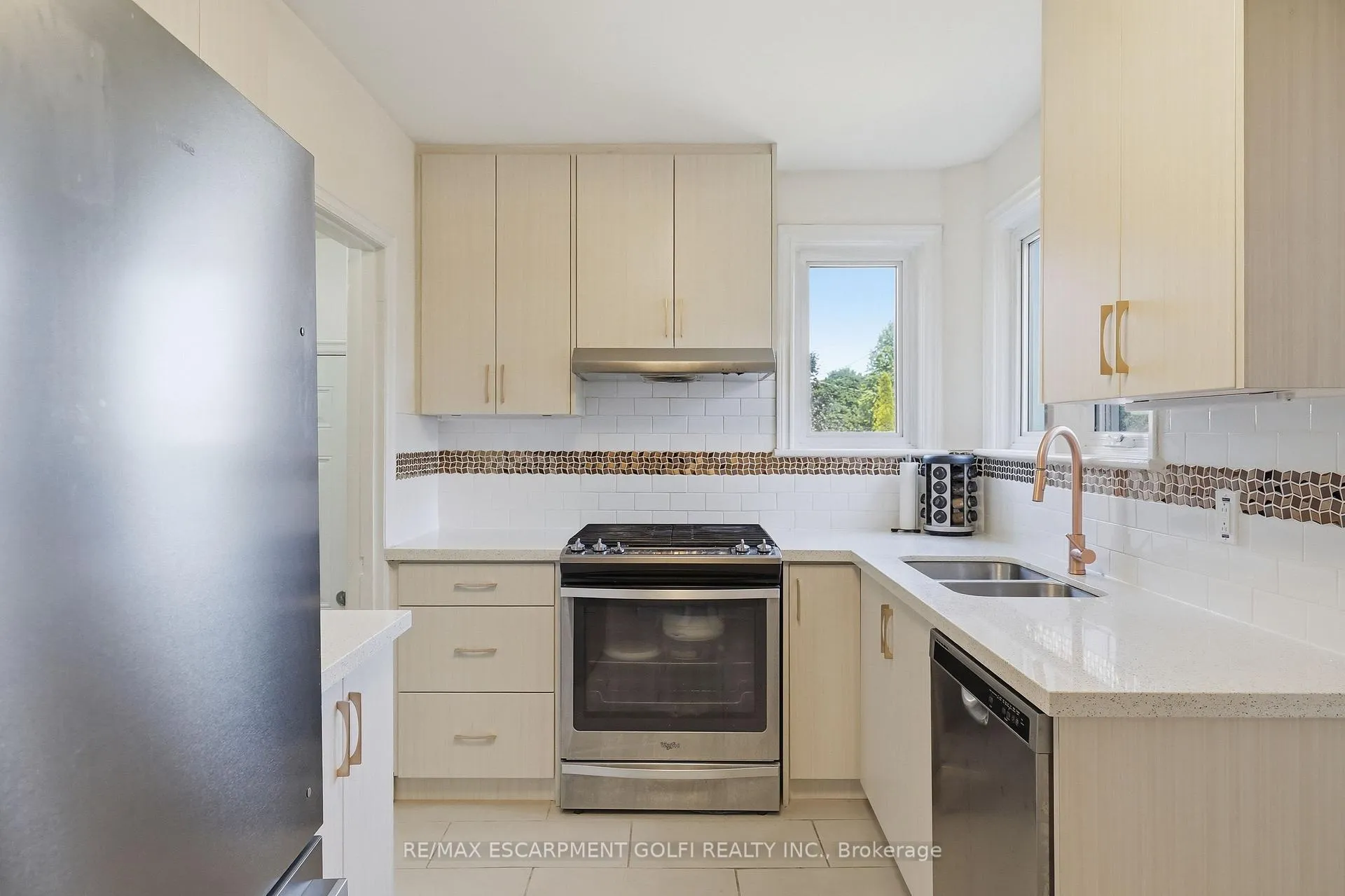 Photo 11 of 29 Second Street N, Hamilton, Stoney Creek — HOMEH