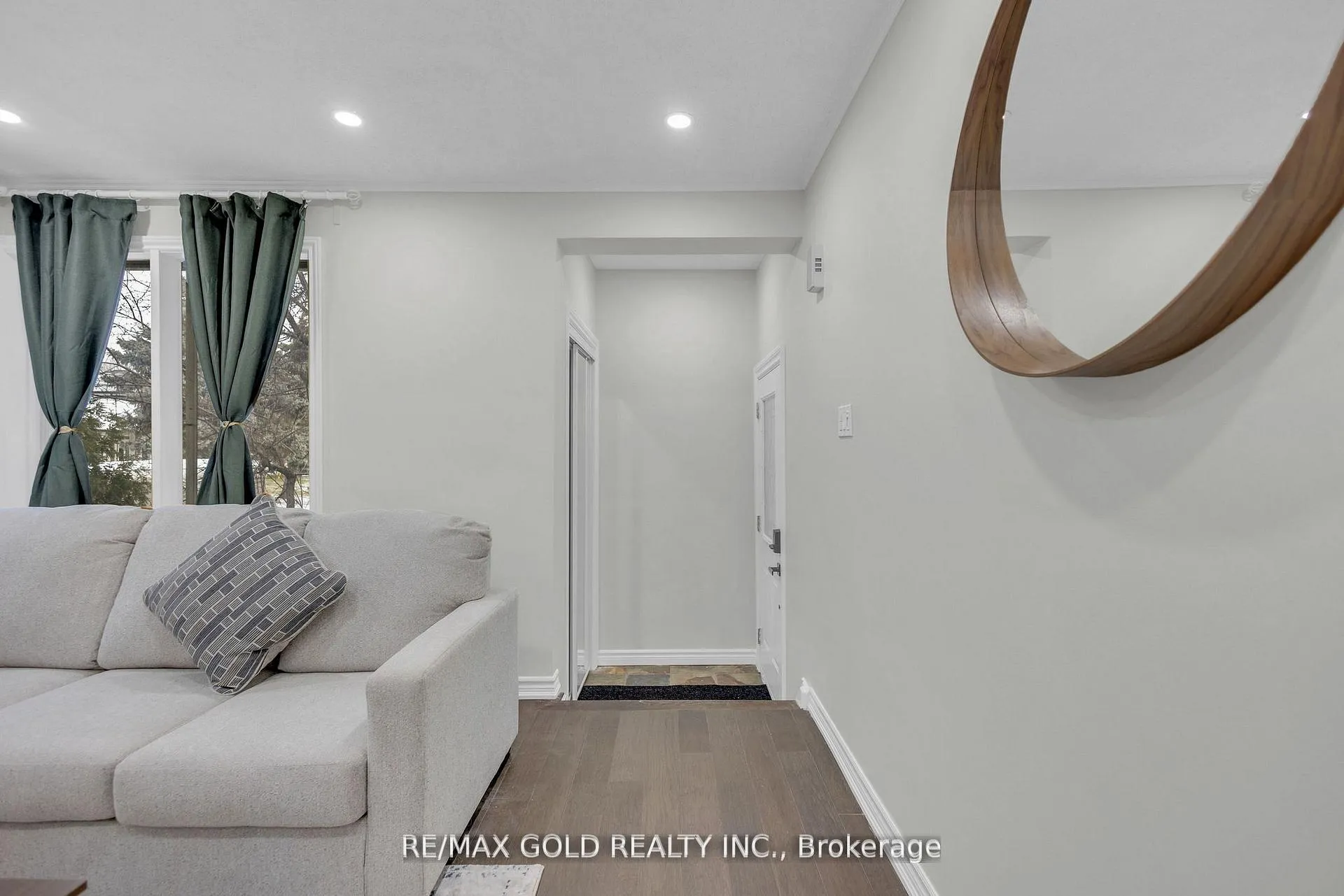 Photo 4 of 462 Samford Place, Oakville, West — HOMEH
