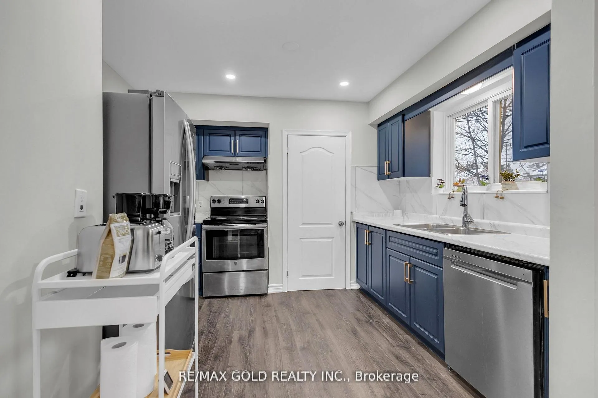 Photo 9 of 462 Samford Place, Oakville, West — HOMEH
