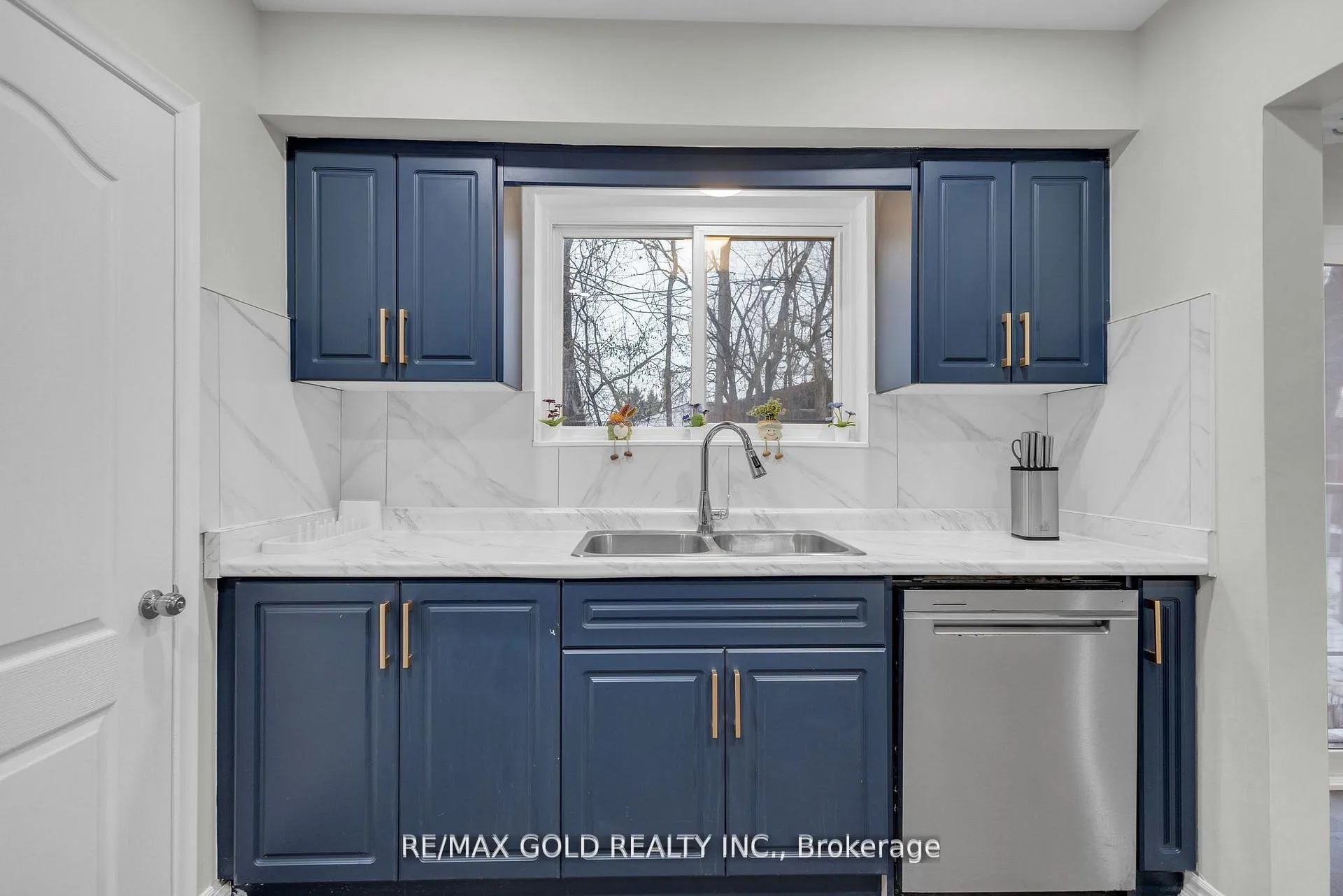Photo 10 of 462 Samford Place, Oakville, West — HOMEH