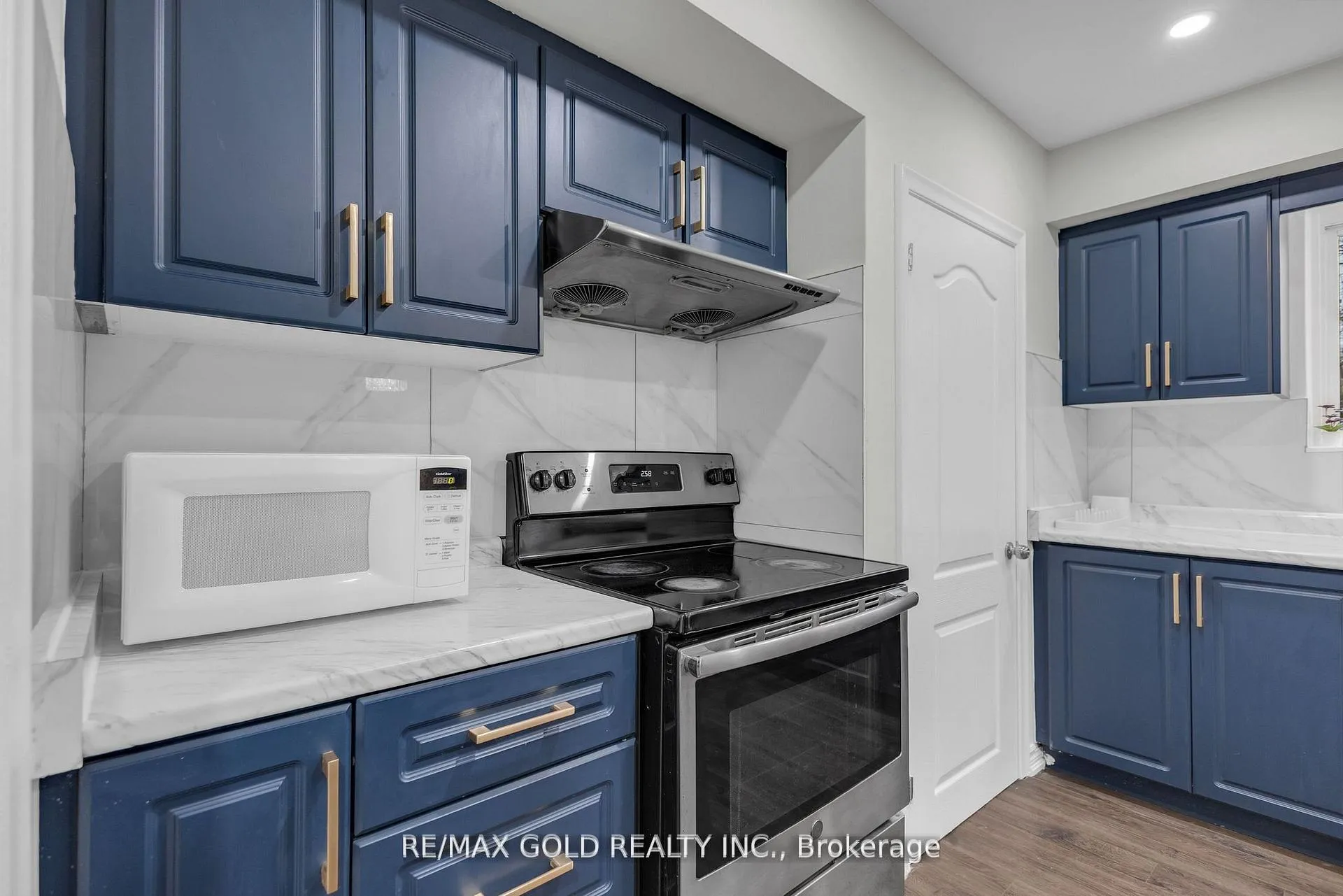 Photo 12 of 462 Samford Place, Oakville, West — HOMEH