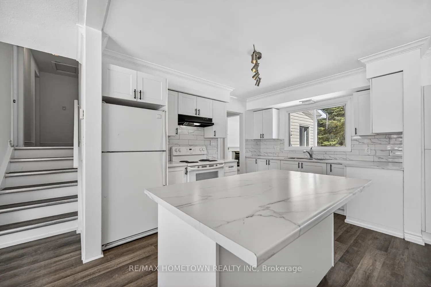 Photo 11 of 31 Vanier Drive, Brockville, Brockville — HOMEH