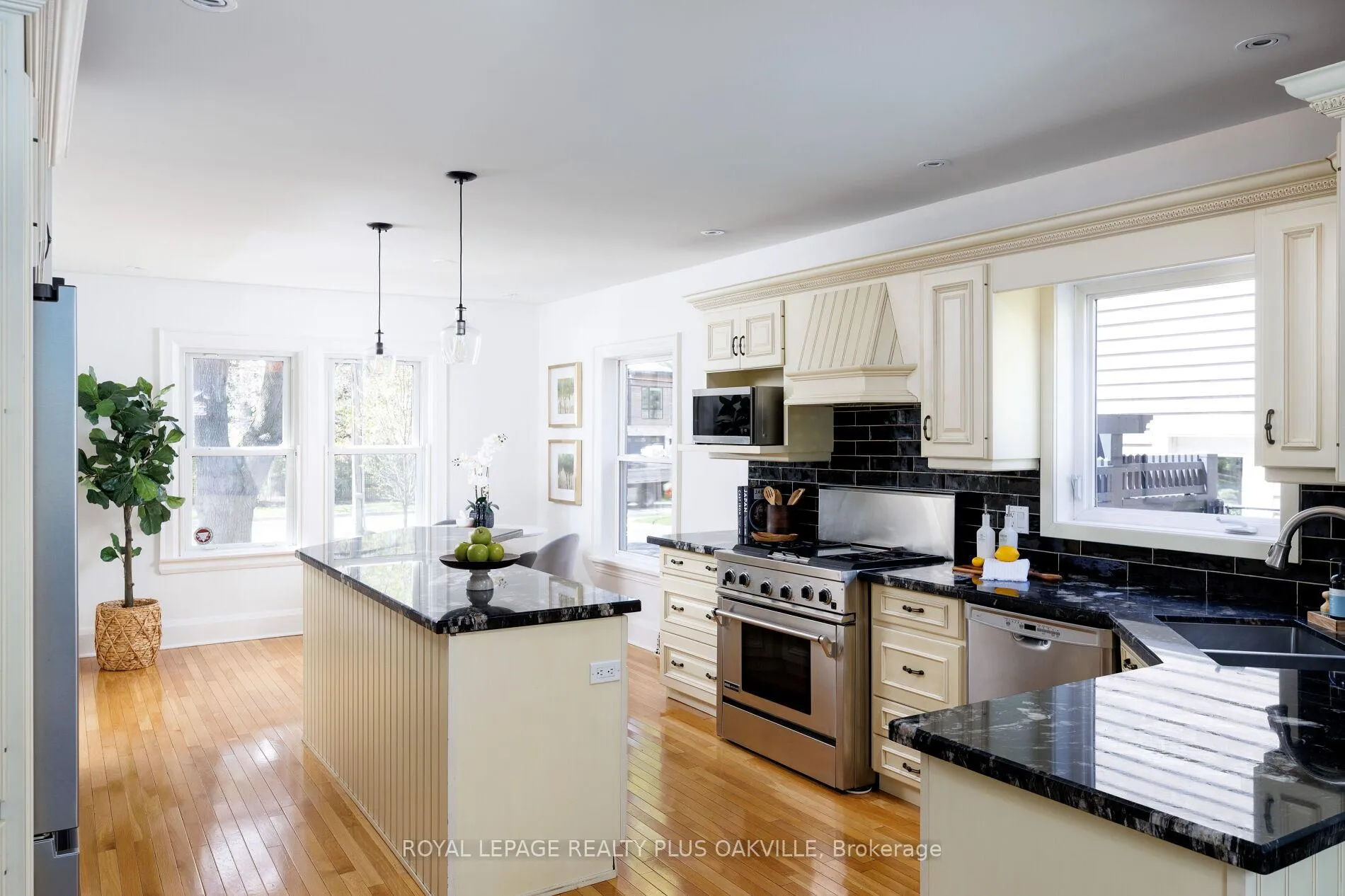 Photo 15 of 373 Rossmore Boulevard, Burlington, Roseland — HOMEH
