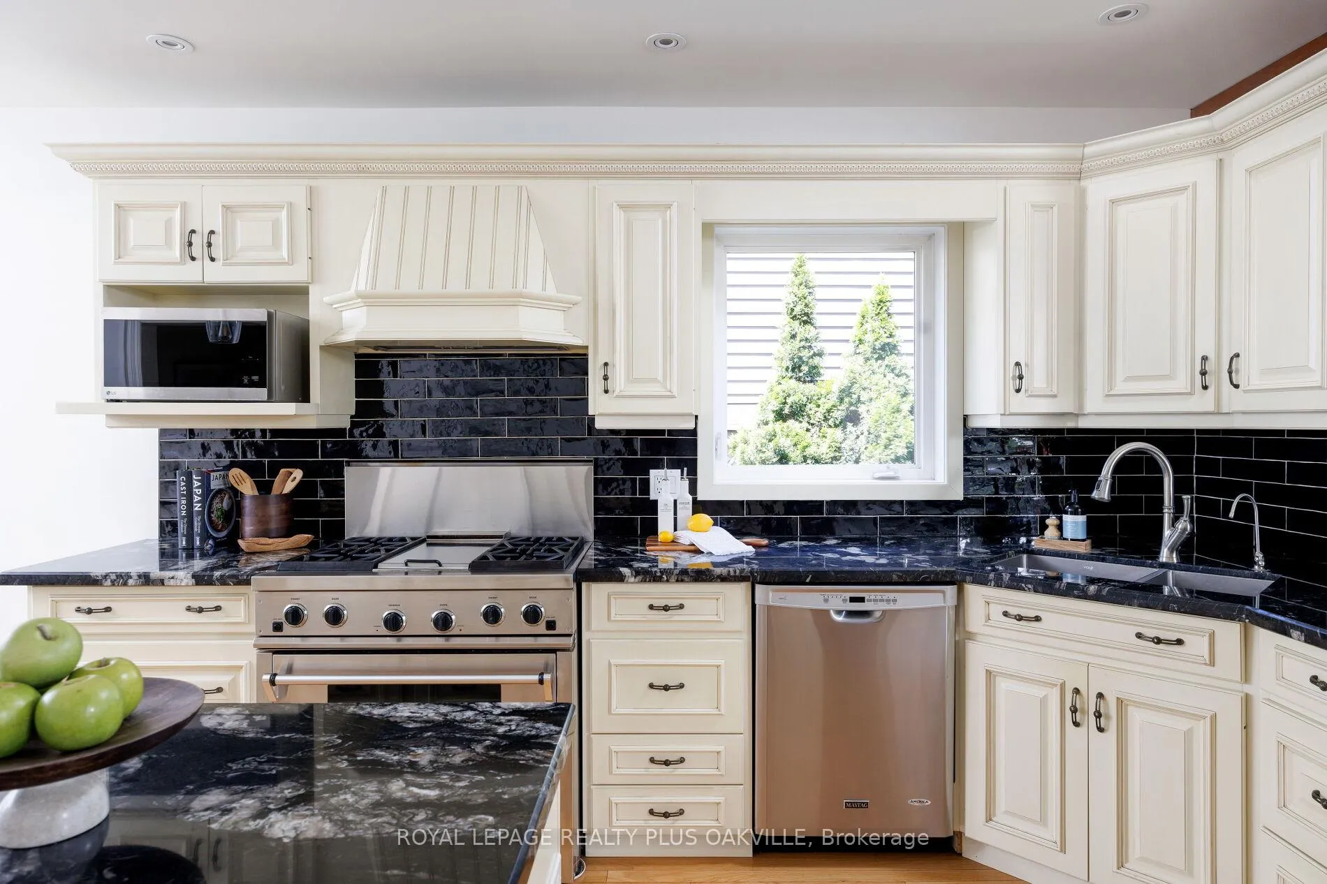 Photo 16 of 373 Rossmore Boulevard, Burlington, Roseland — HOMEH