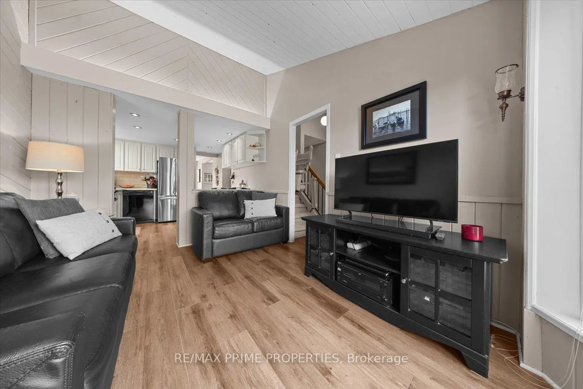 Photo 5 of 1085 Chateau Crescent, Ottawa, Orleans Wood — HOMEH