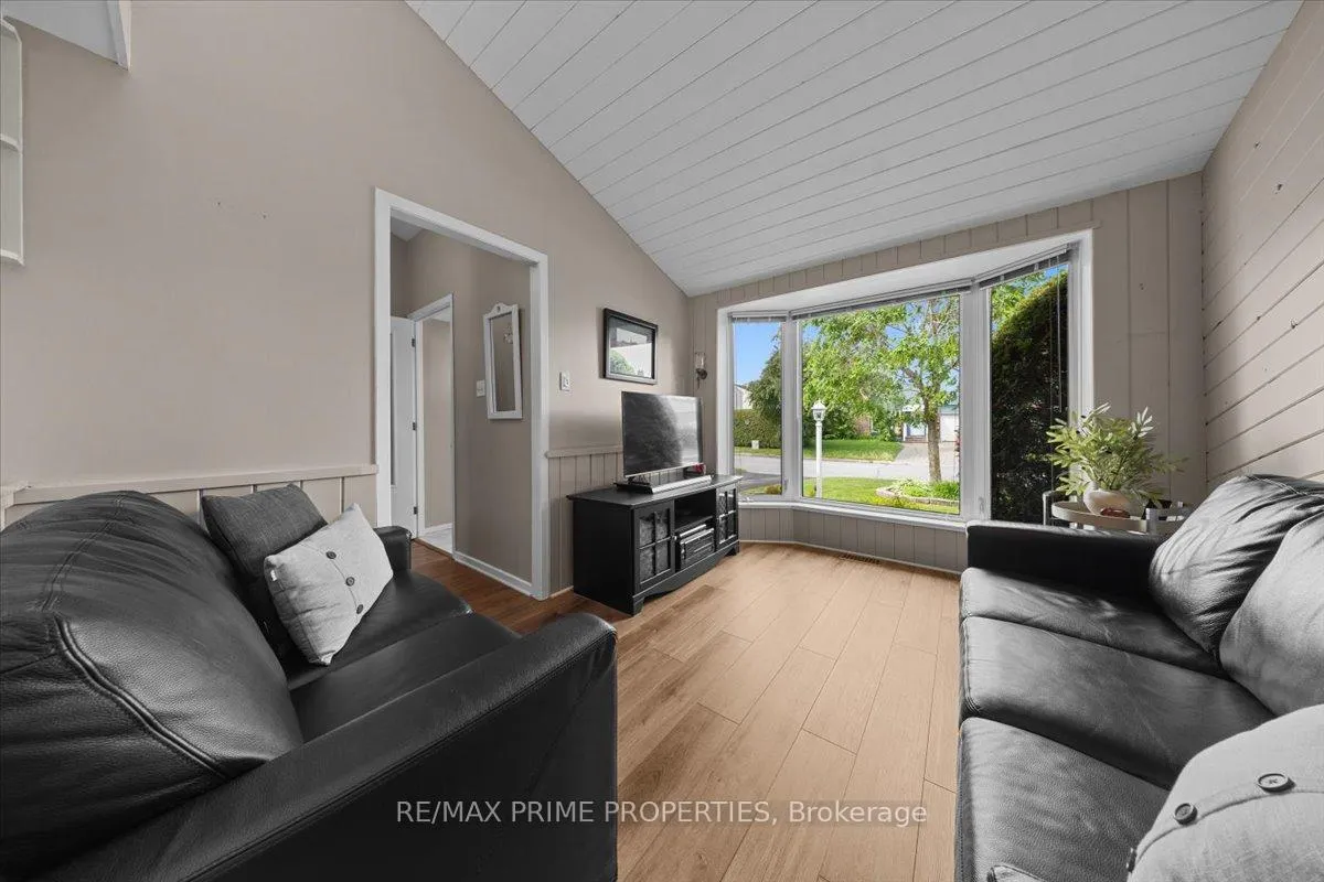 Photo 6 of 1085 Chateau Crescent, Ottawa, Orleans Wood — HOMEH