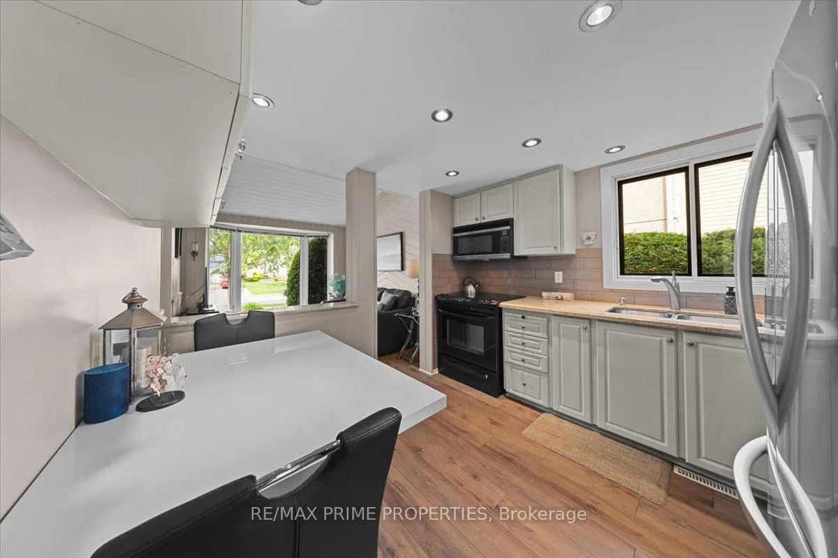 Photo 11 of 1085 Chateau Crescent, Ottawa, Orleans Wood — HOMEH
