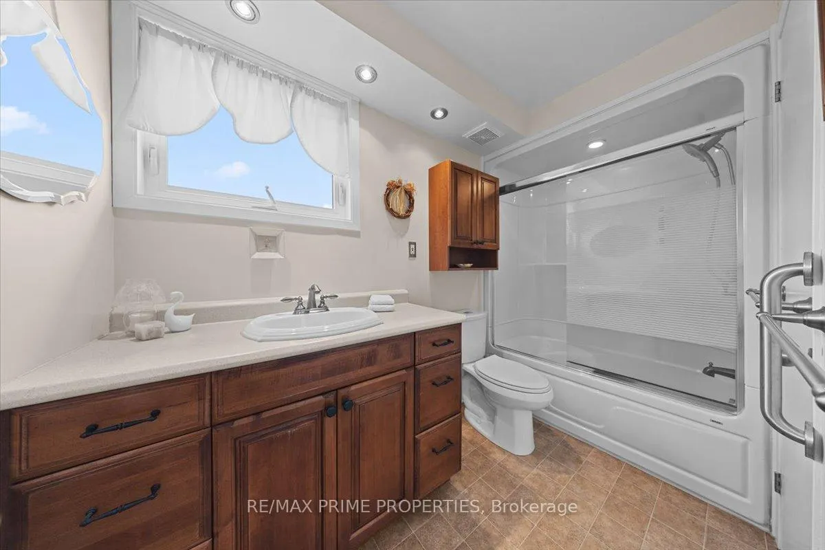 Photo 24 of 1085 Chateau Crescent, Ottawa, Orleans Wood — HOMEH