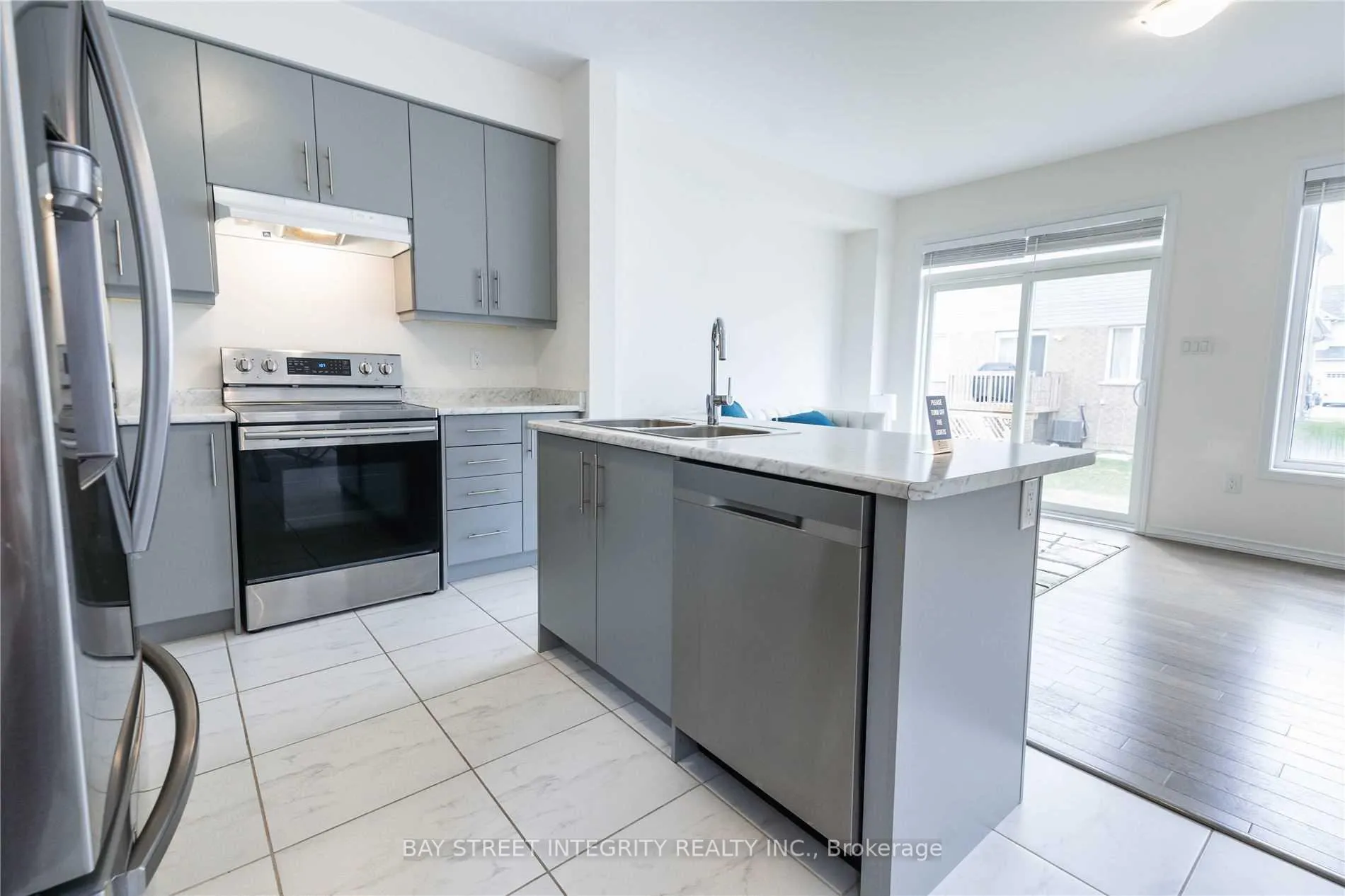 Photo 5 of 7707 Shagbark Avenue, Niagara Falls, Brown — HOMEH