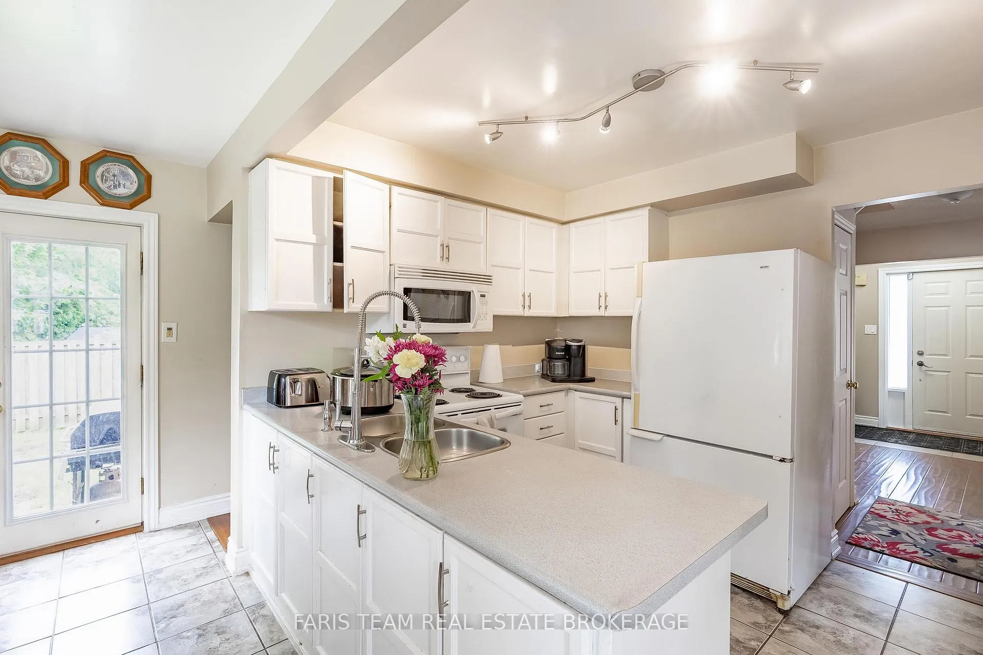 Photo 5 of 24 Shortreed Court, Barrie, West Bayfield — HOMEH