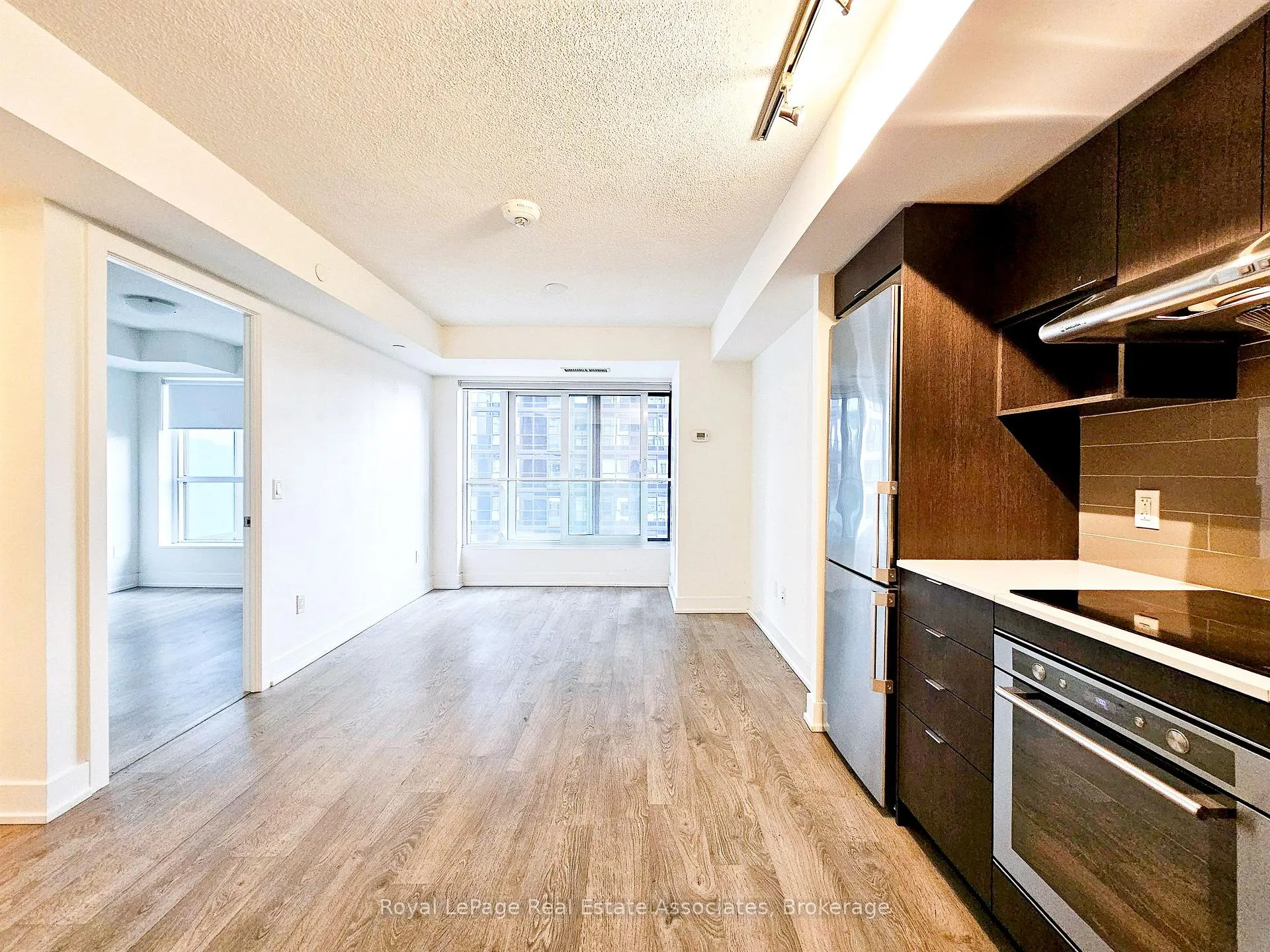Front of Unit 905, 7 Mabelle Avenue