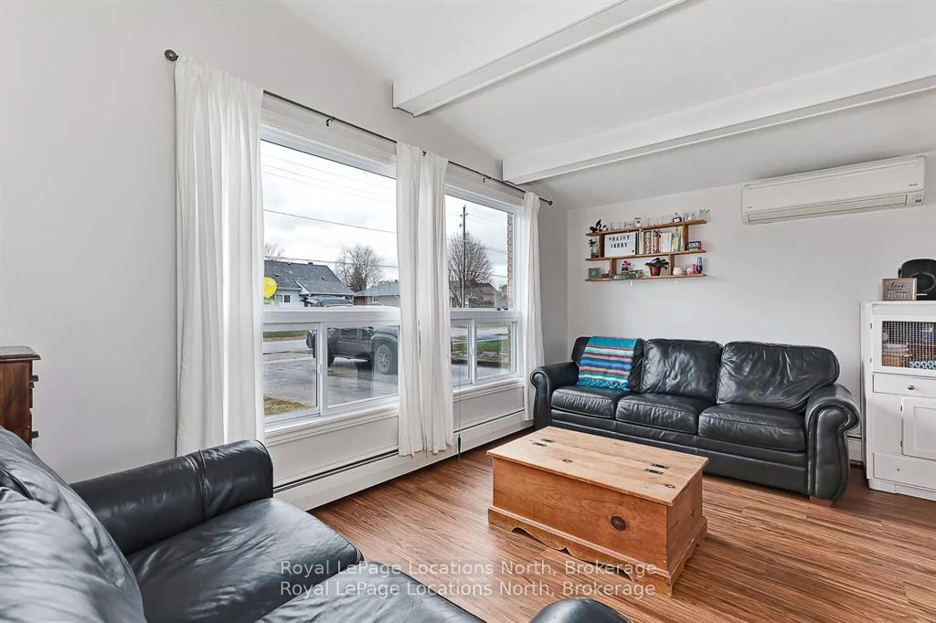 Photo 11 of 594 Oak Street, Collingwood — HOMEH